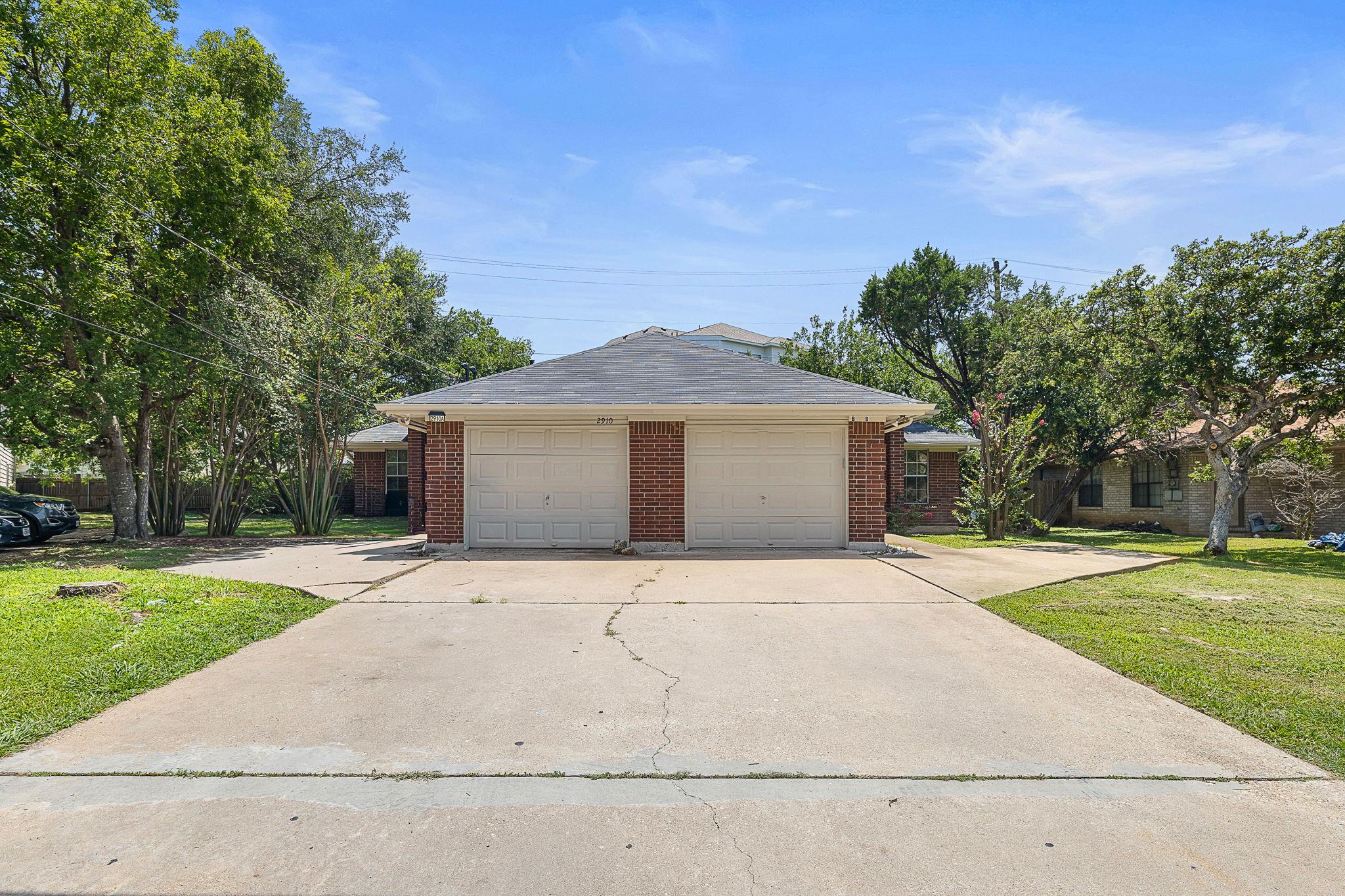 2910 Whisper Oaks LN