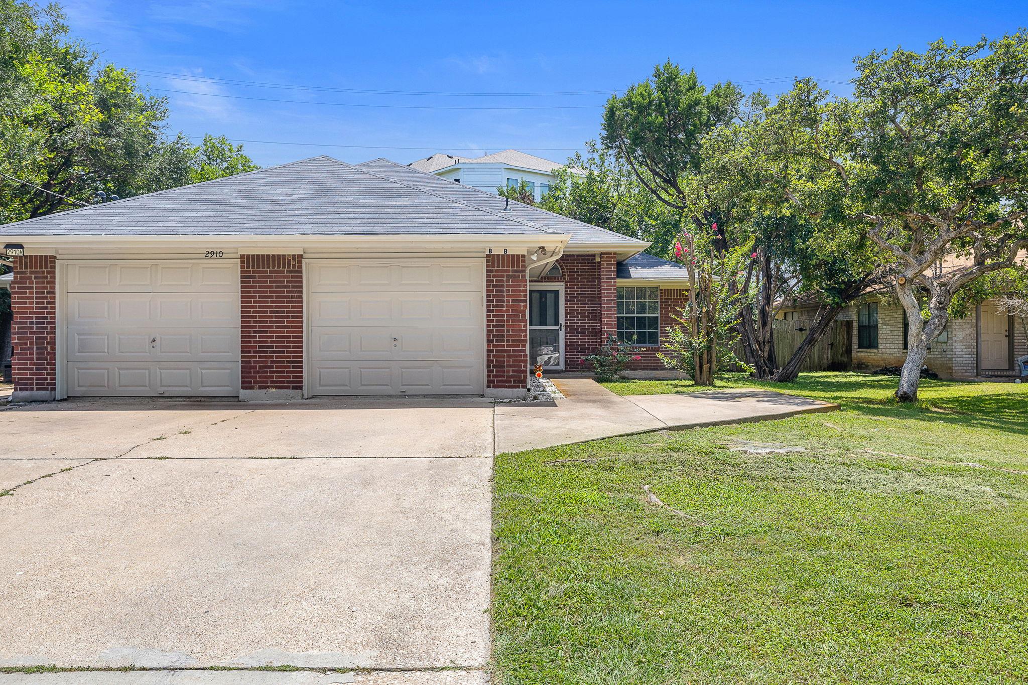 2910 Whisper Oaks LN