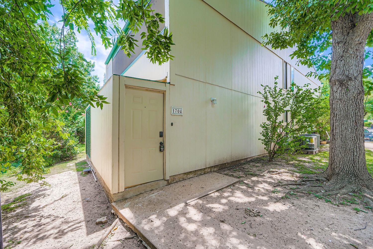 6718 Silvermine DR # 1704