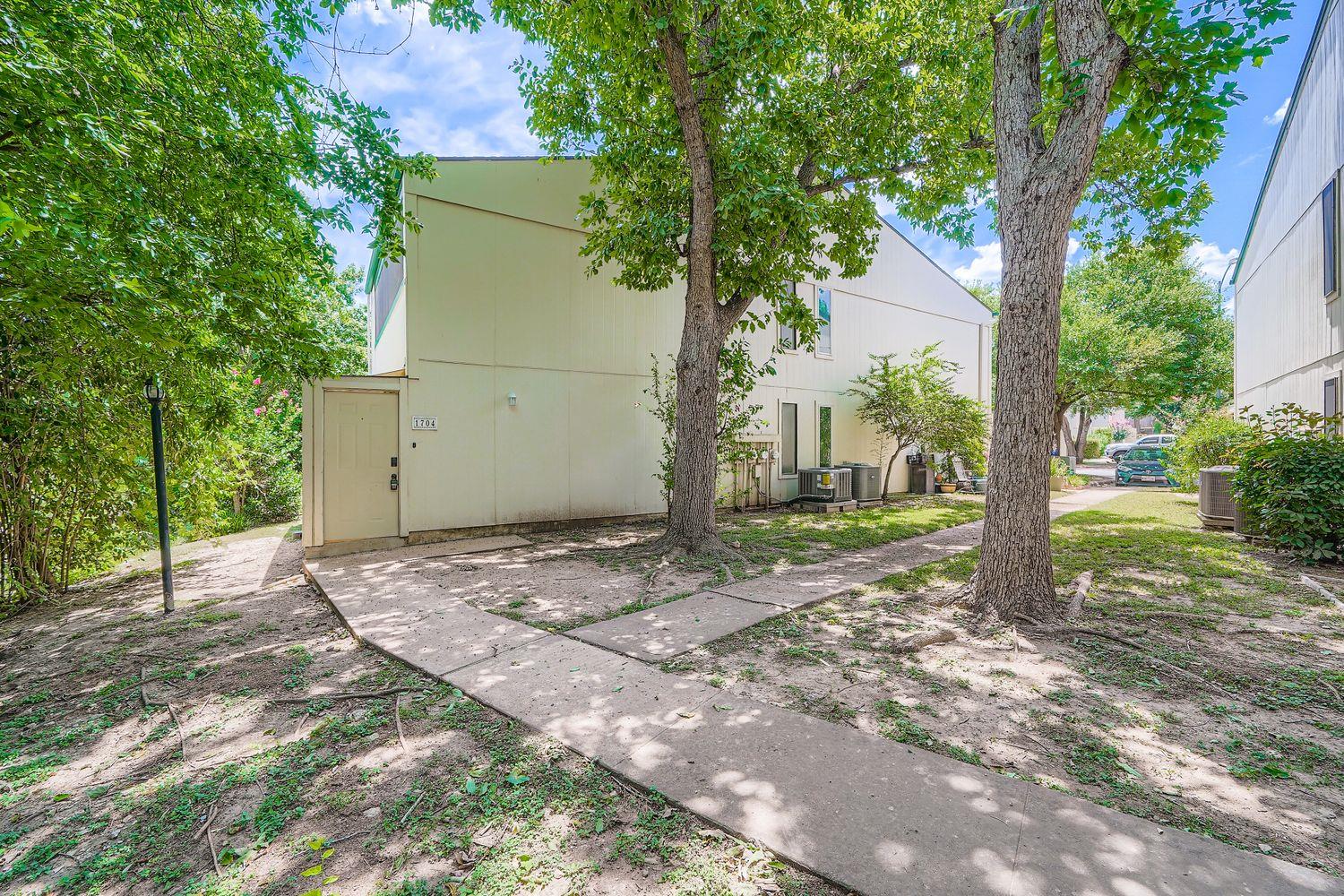 6718 Silvermine DR # 1704