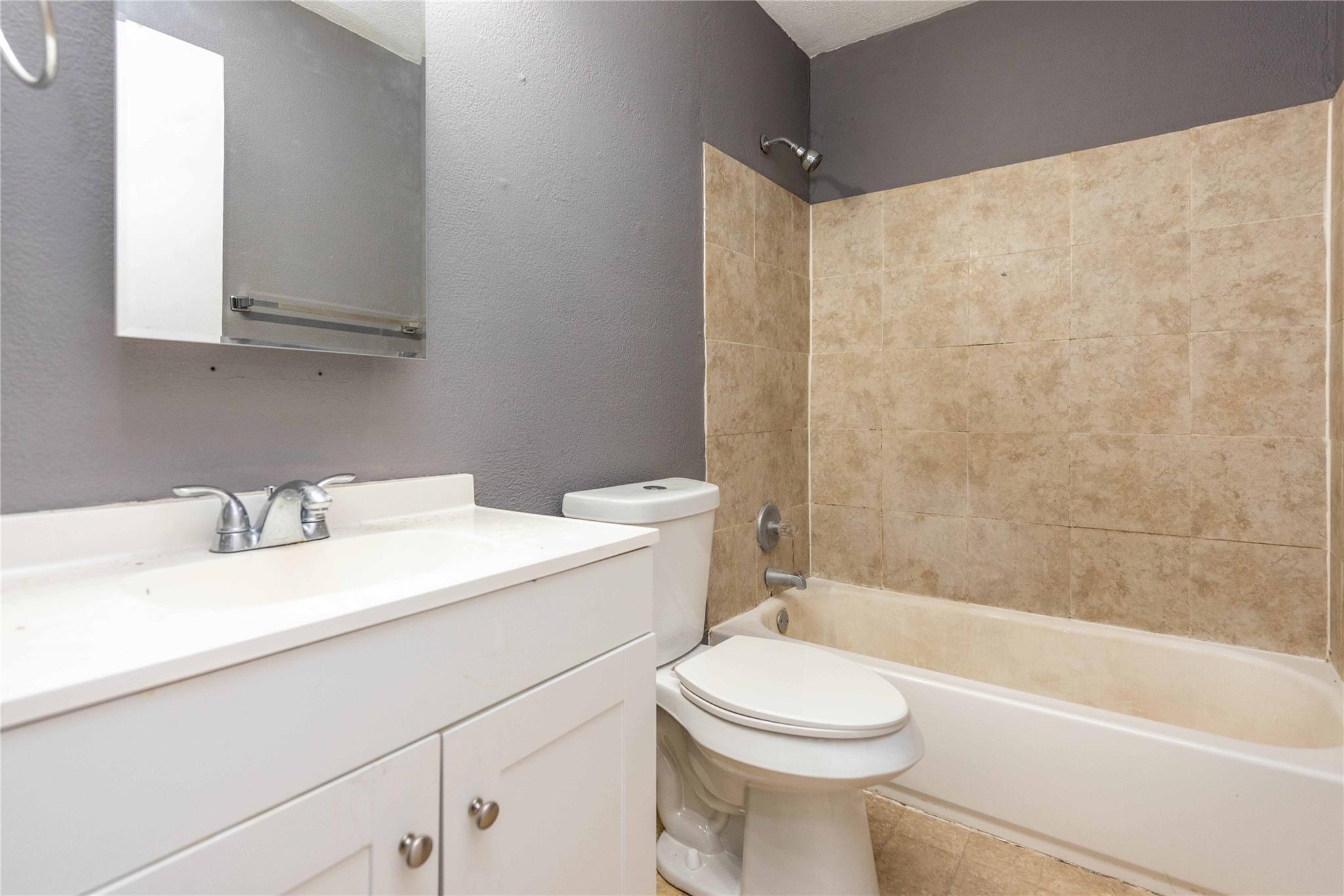 2214 Saulsbury DR