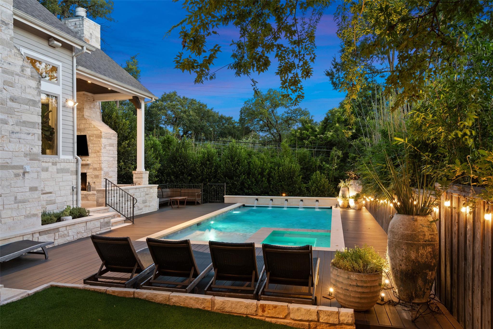 1002 Meriden LN