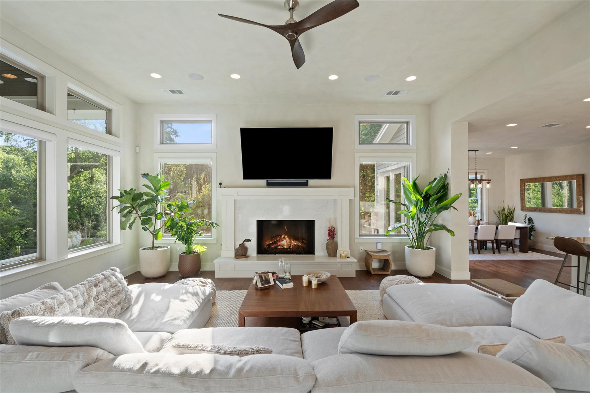 1002 Meriden LN
