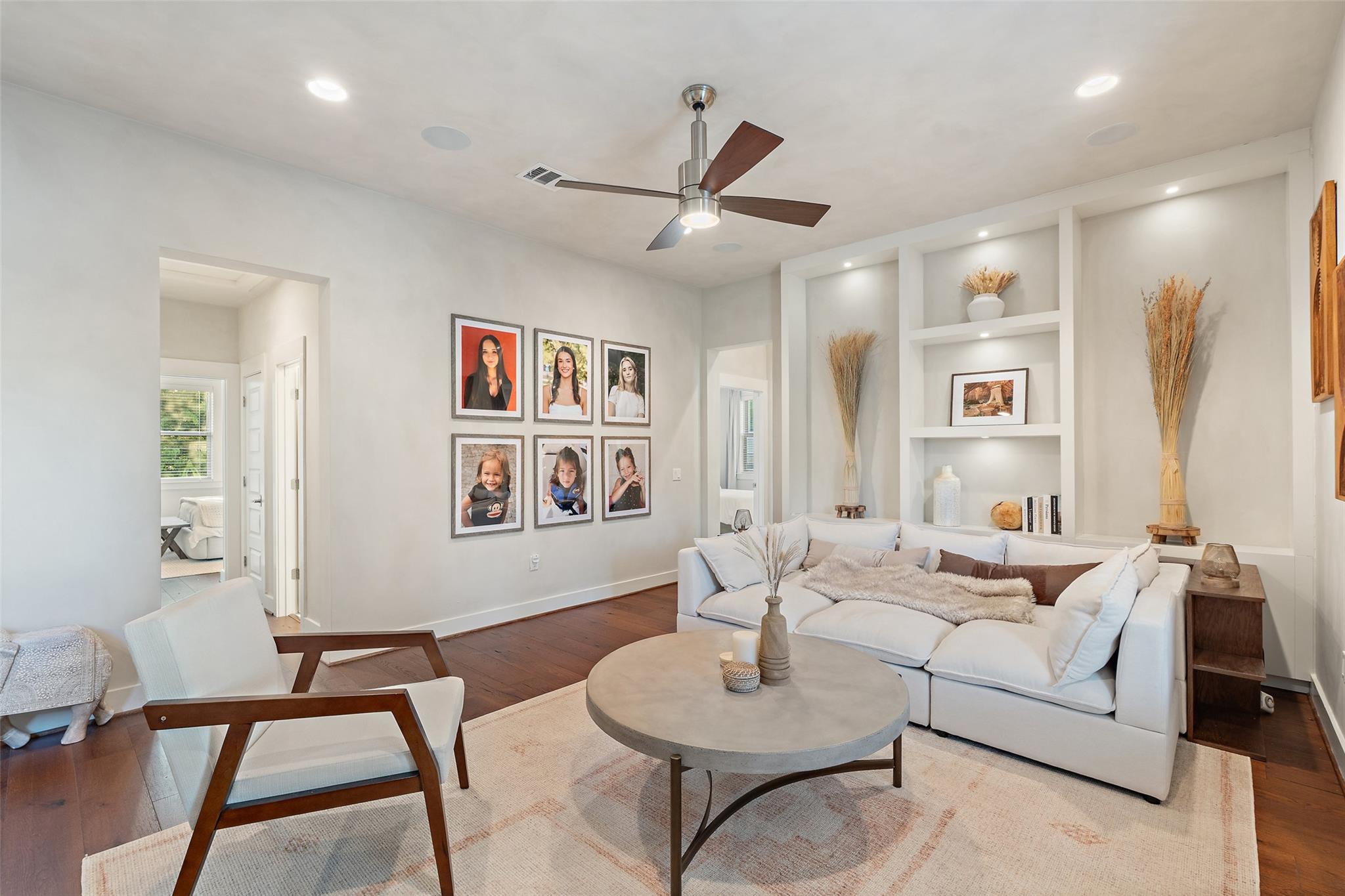 1002 Meriden LN