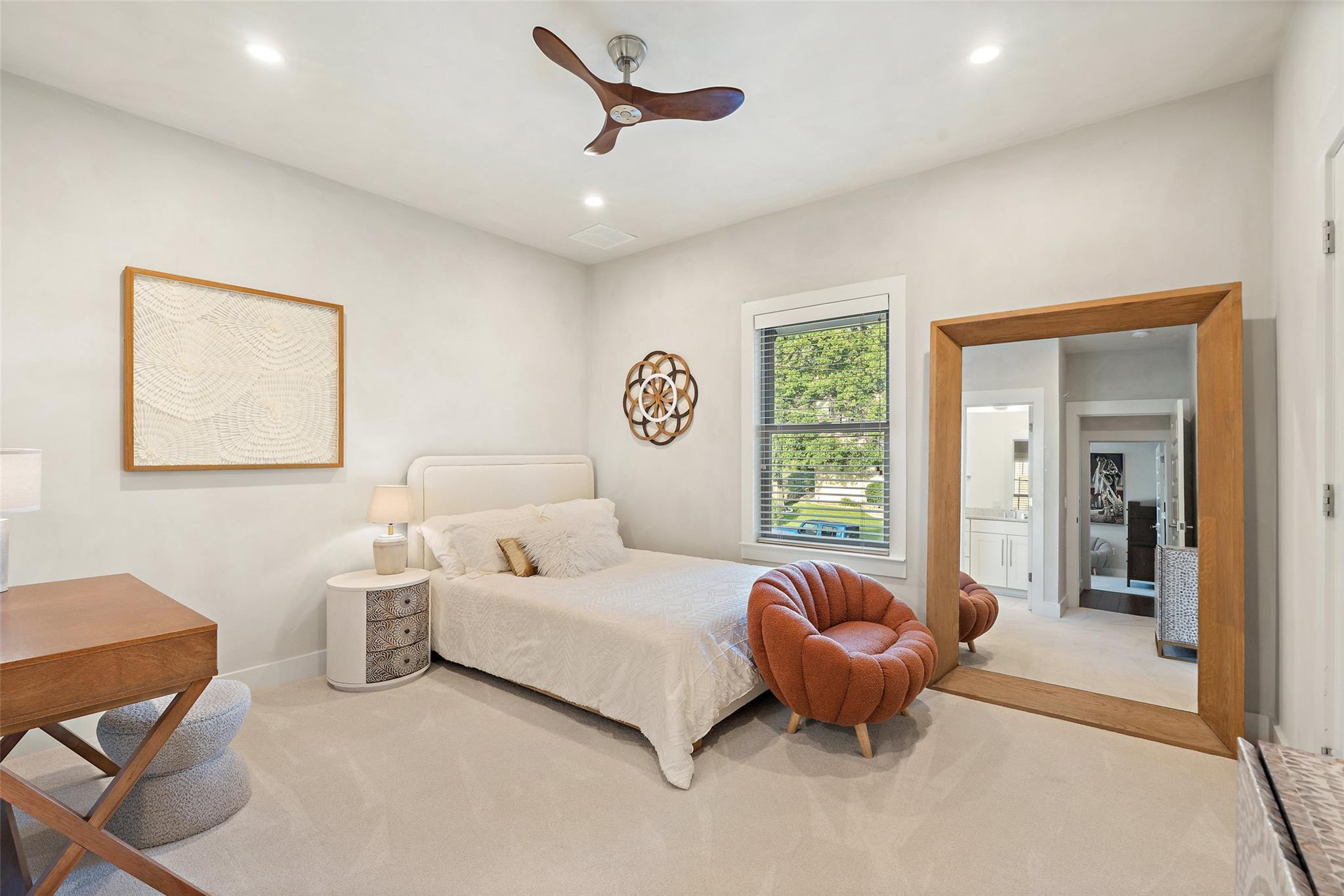 1002 Meriden LN