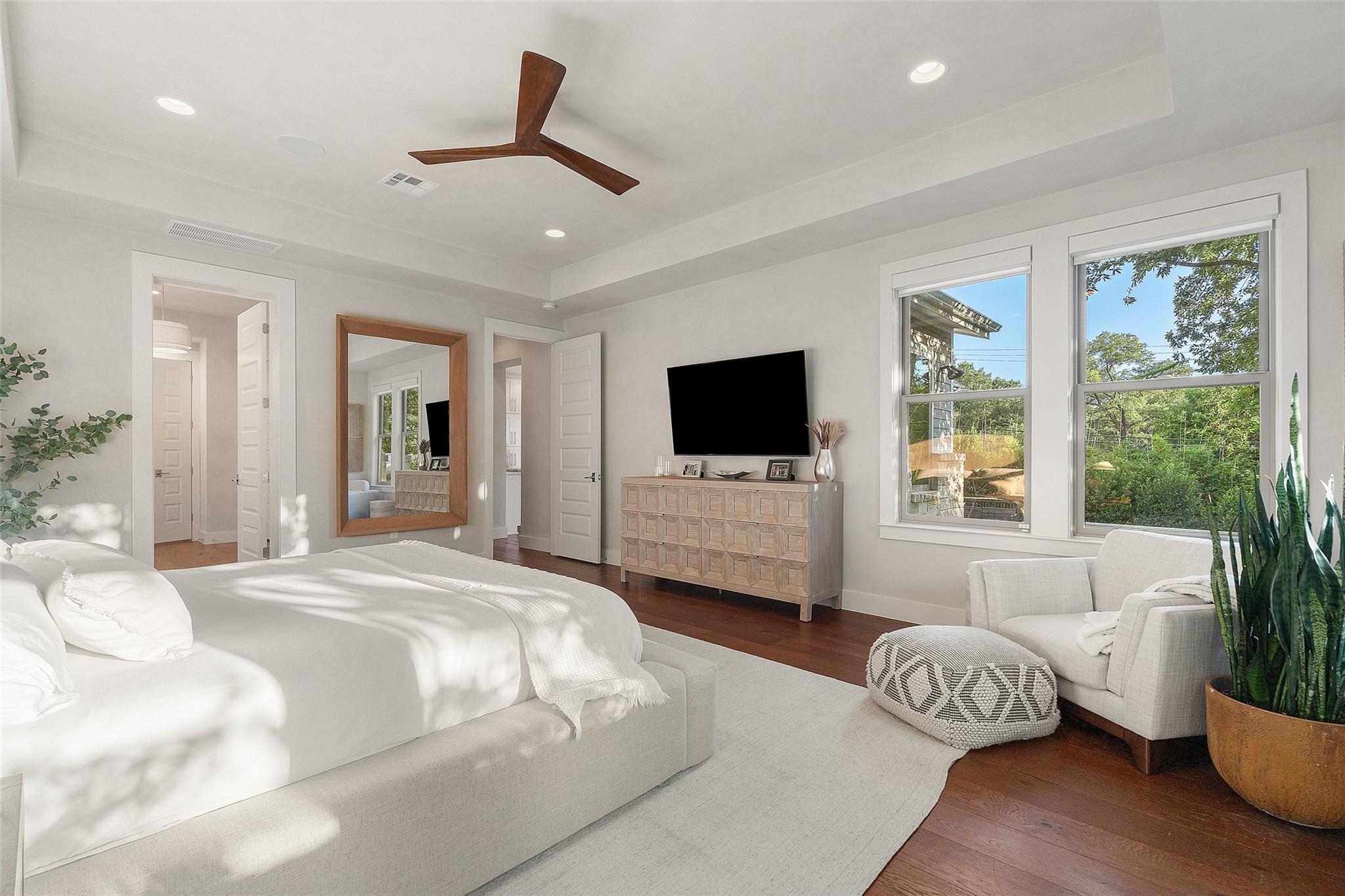 1002 Meriden LN