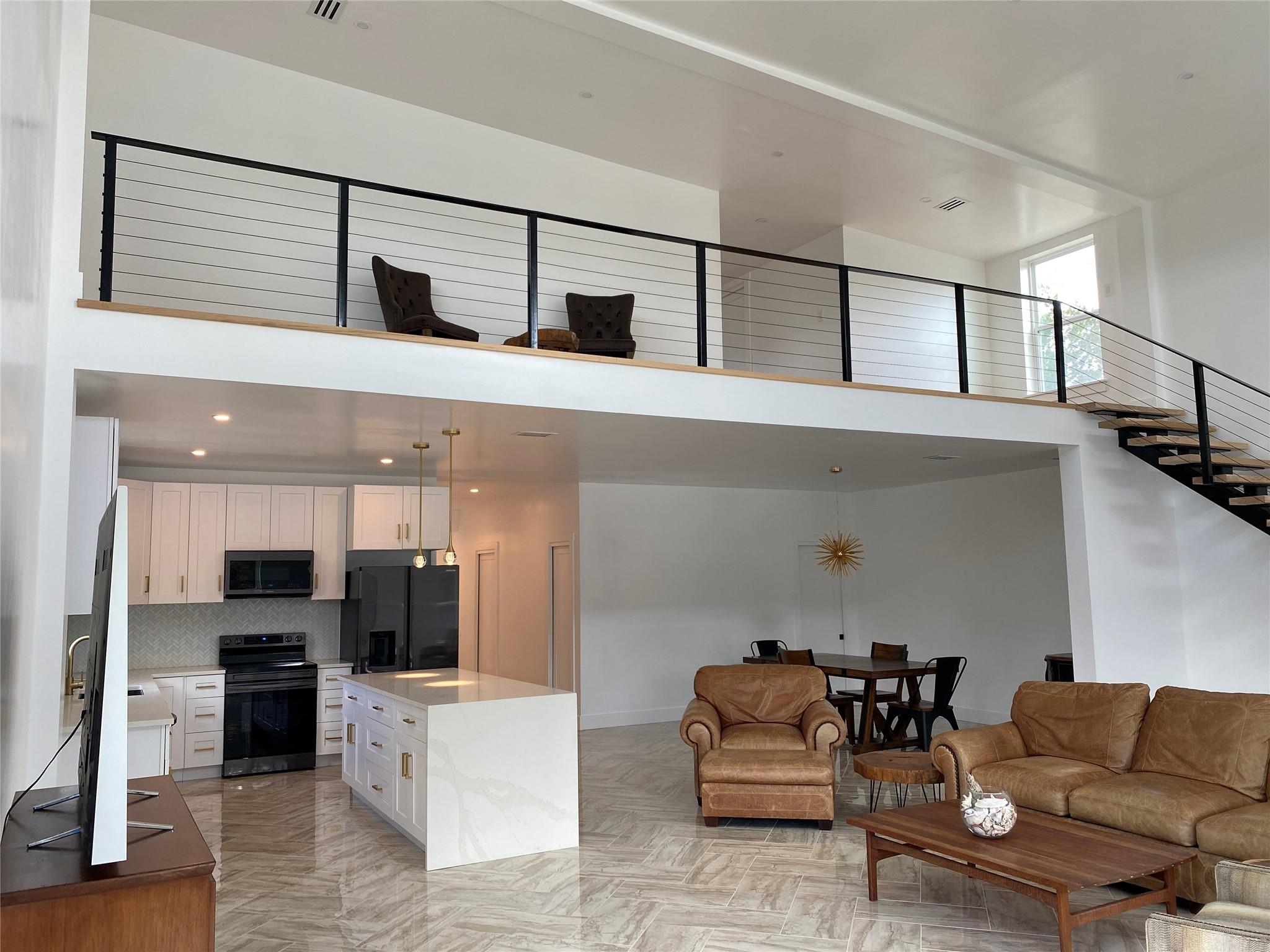 31 HEATHROW LN