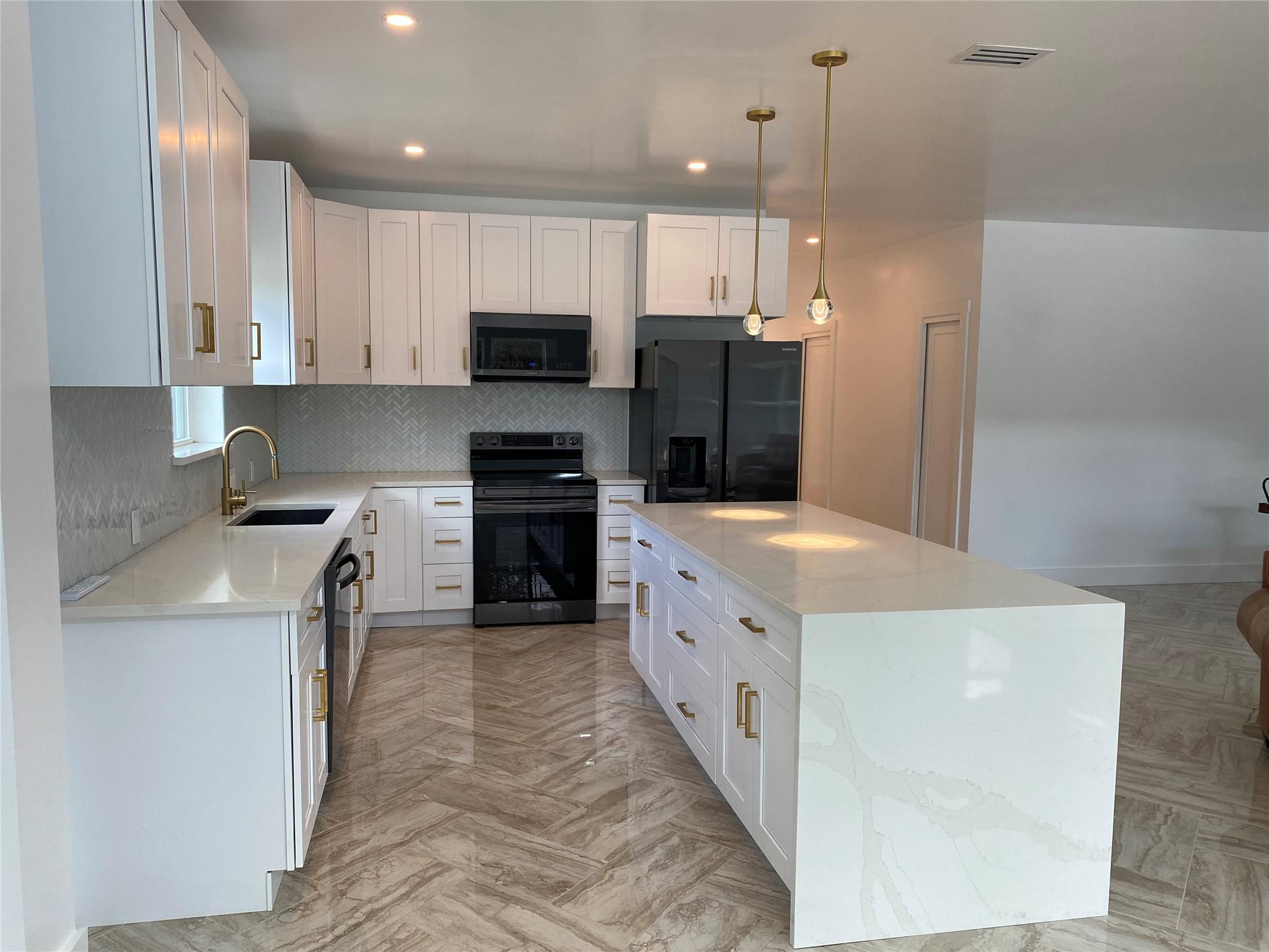31 HEATHROW LN
