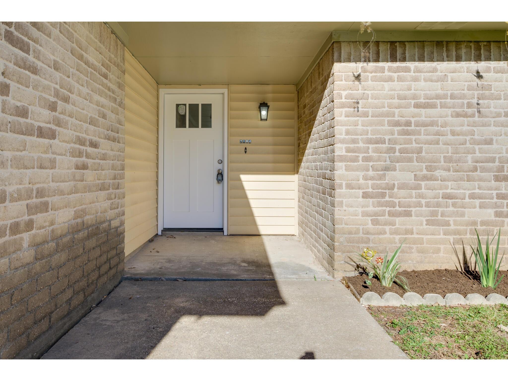 2104 Magazine ST