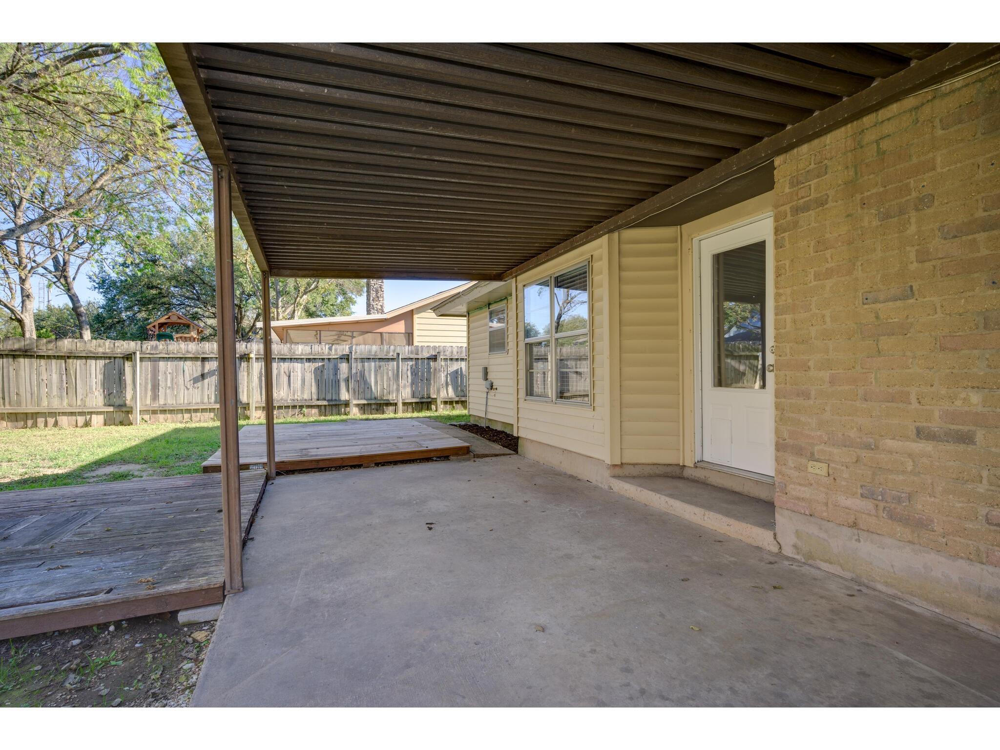 2104 Magazine ST