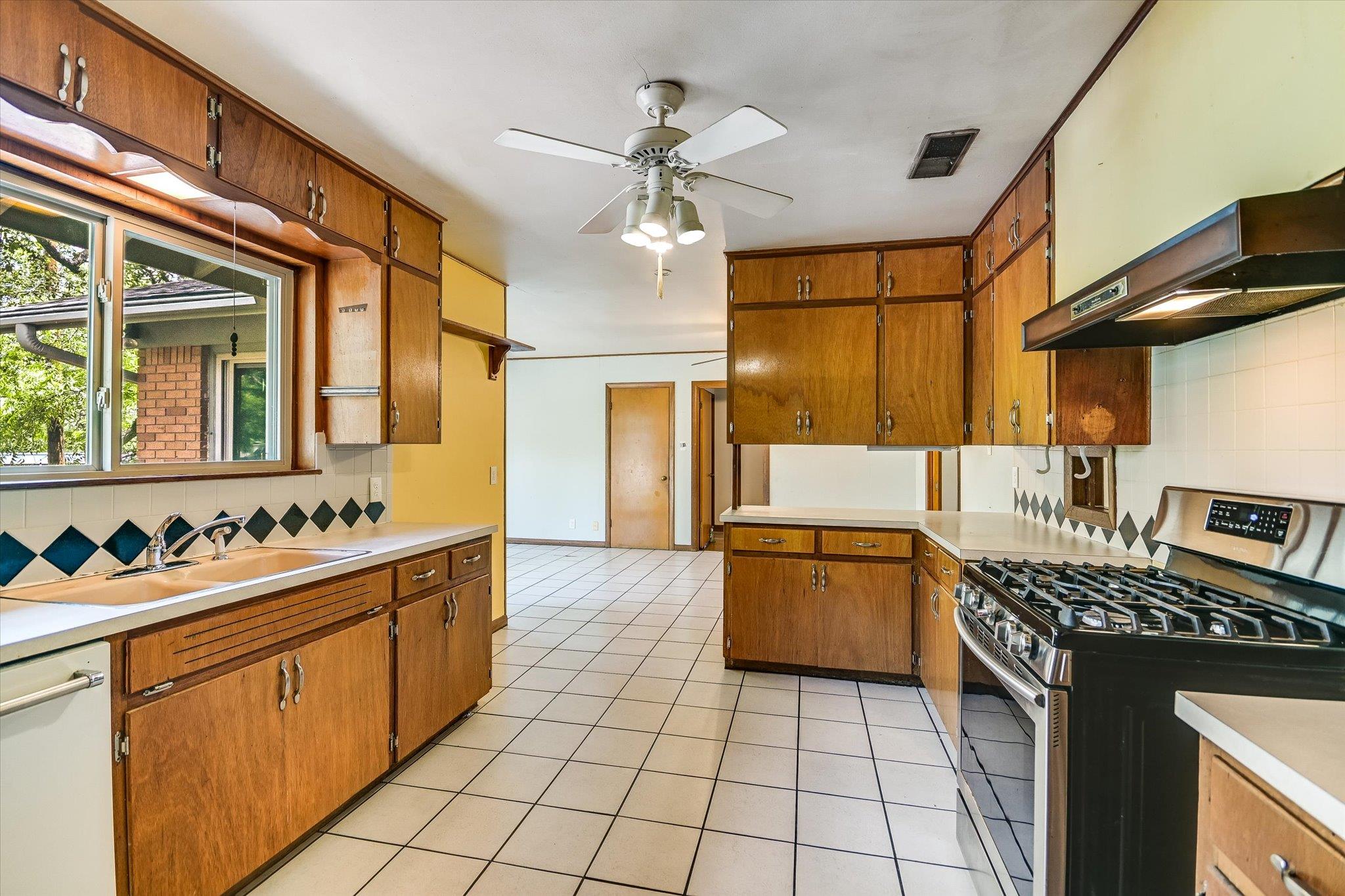 502 Sunset CIR