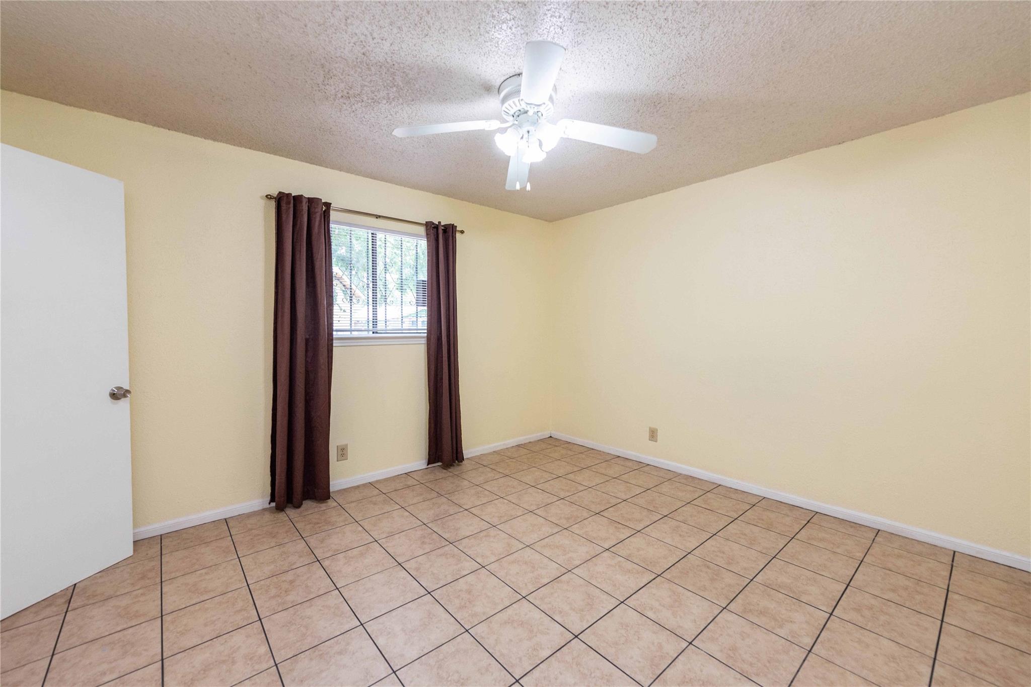5006 Sara DR