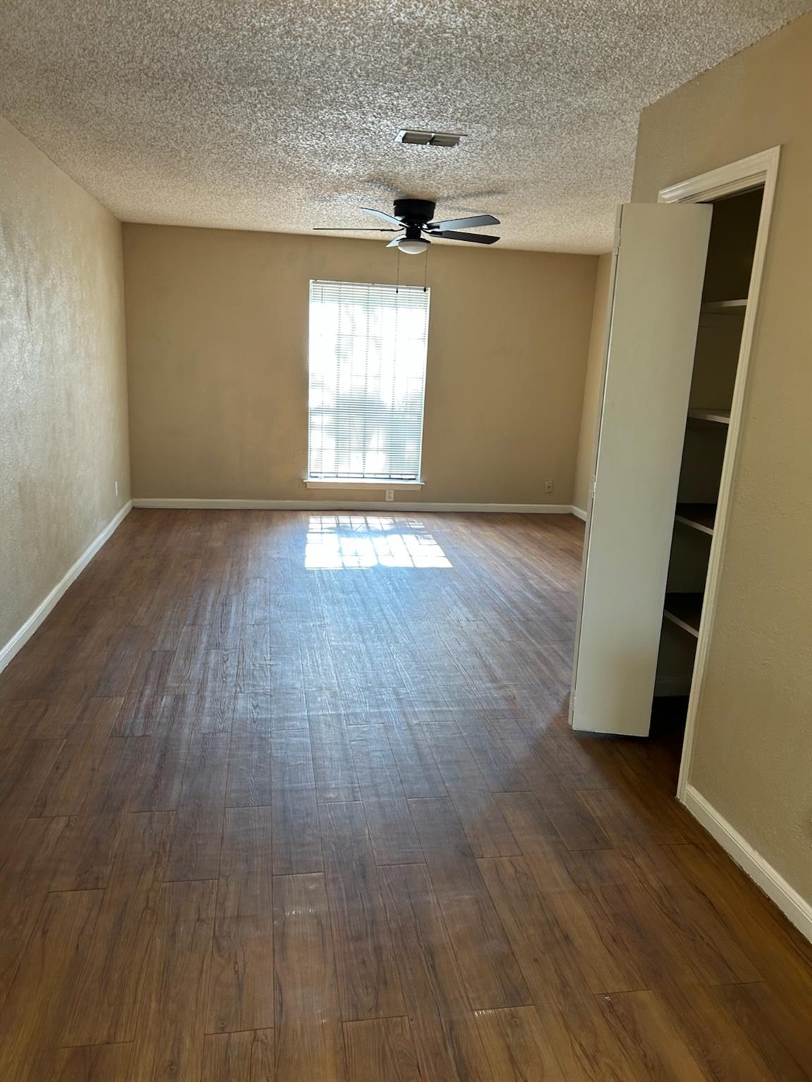5006 Sara DR