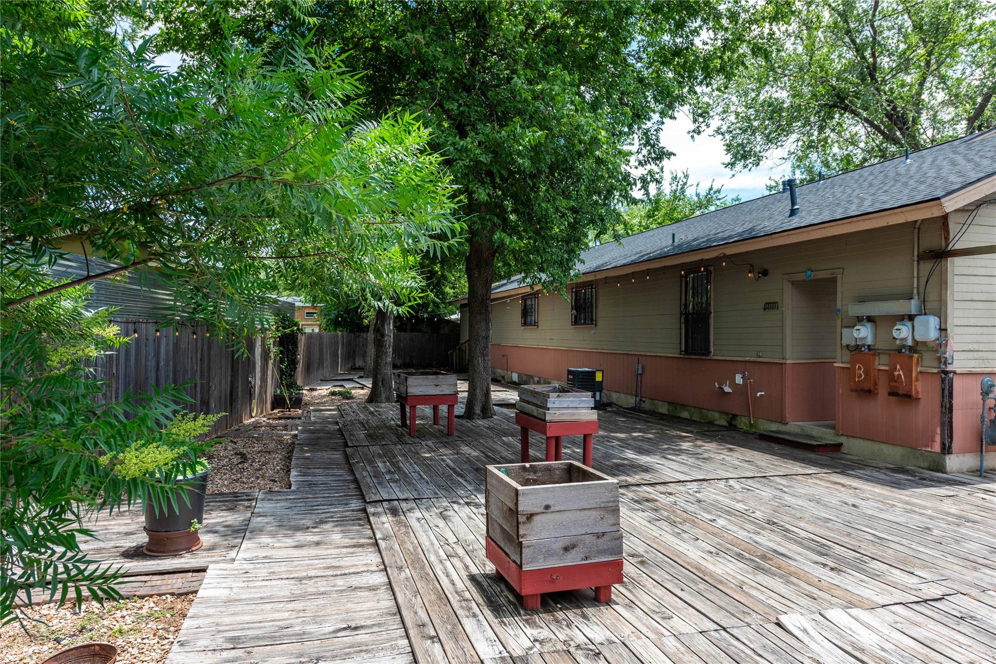 5006 Sara DR
