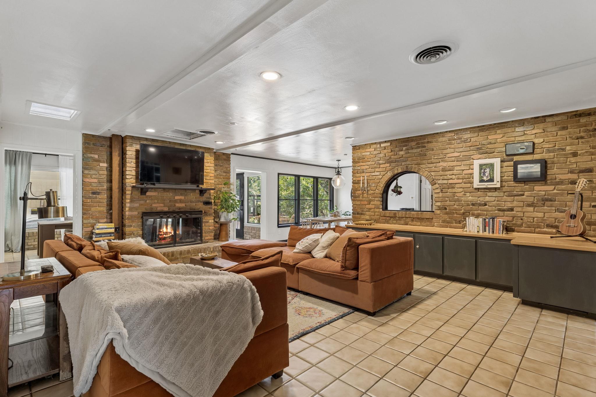 103 W Mimosa CIR