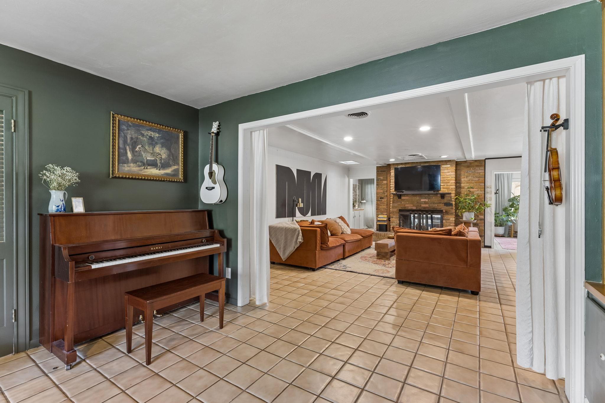 103 W Mimosa CIR