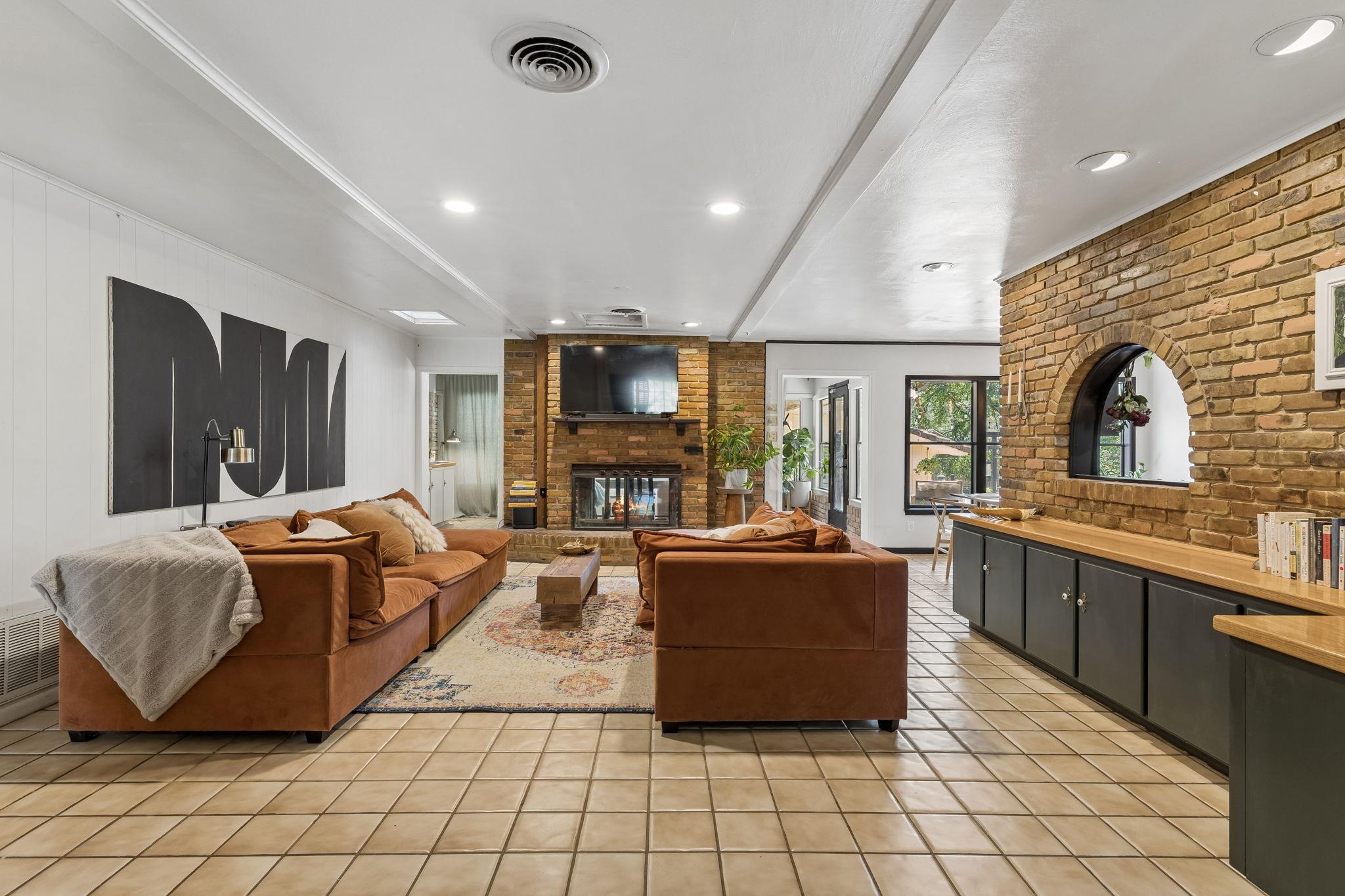 103 W Mimosa CIR