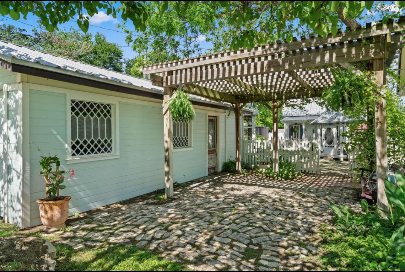 702 E Main ST