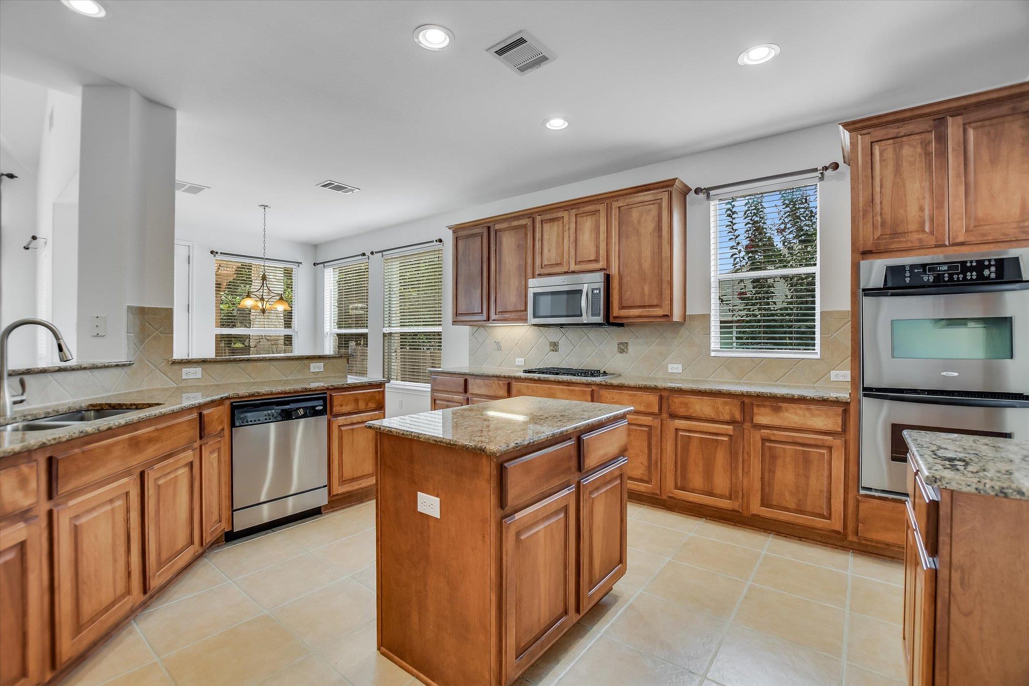 2512 Armatrading DR