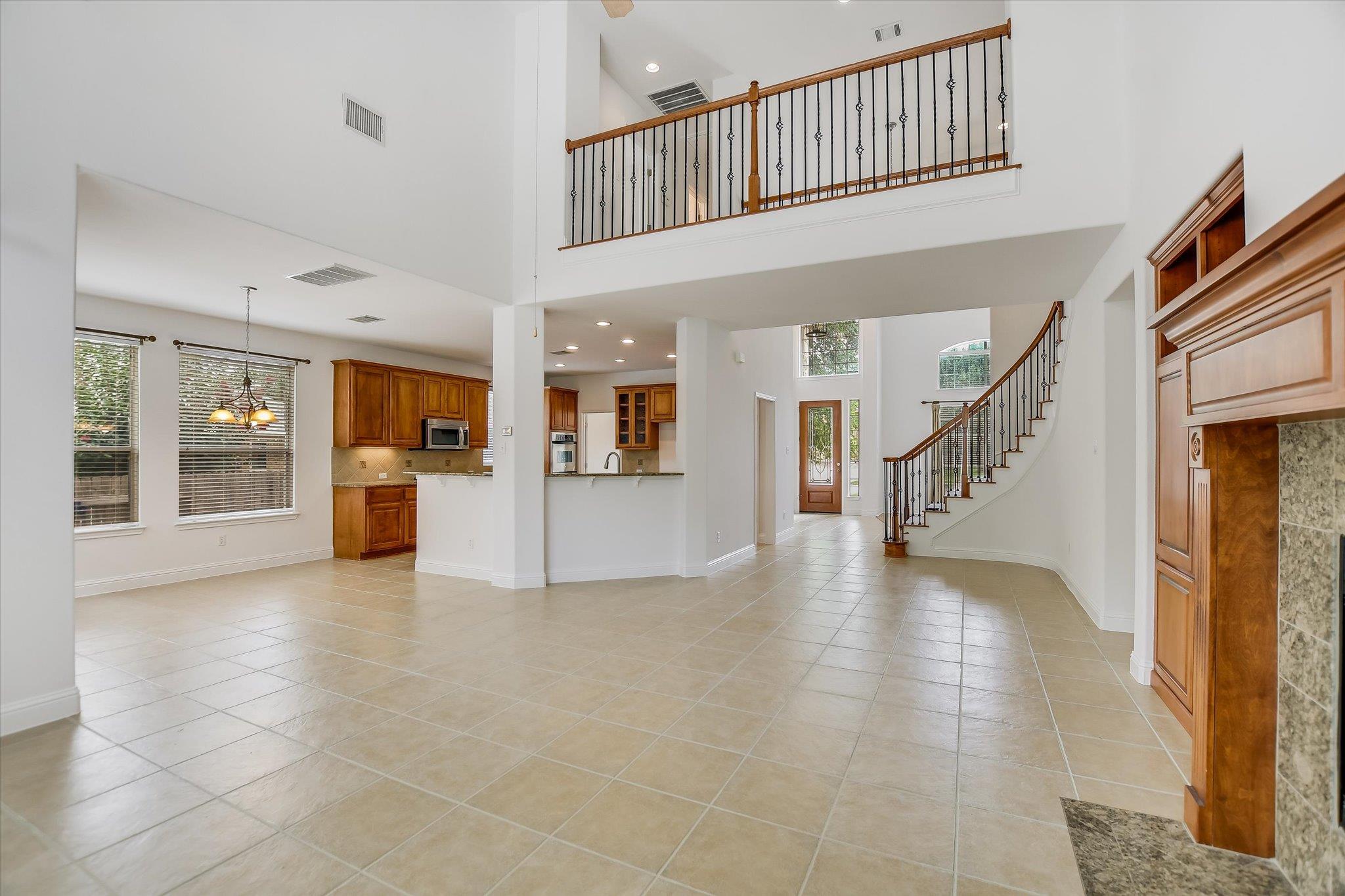2512 Armatrading DR