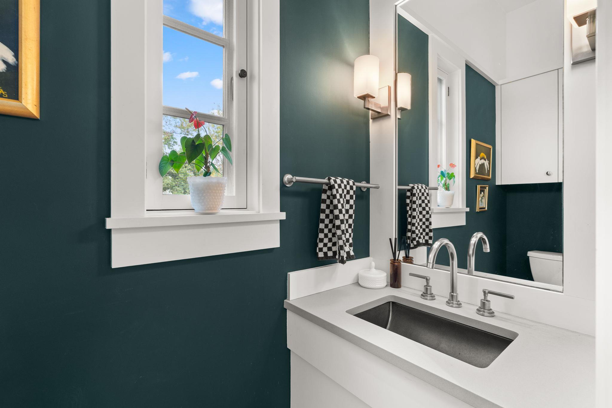 3015 Washington SQ
