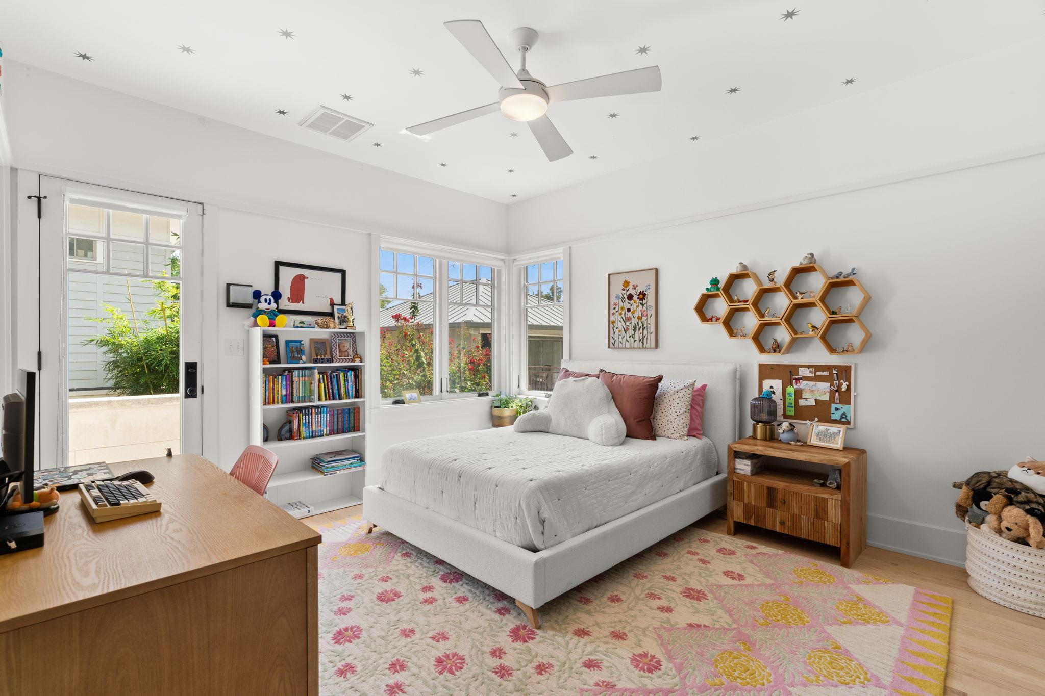 3015 Washington SQ