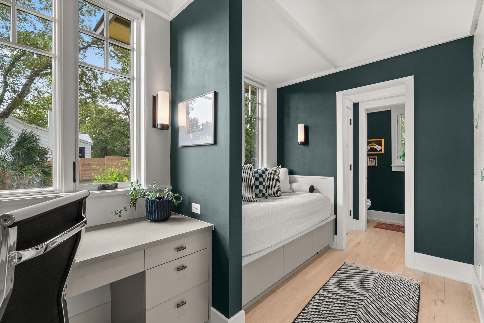 3015 Washington SQ