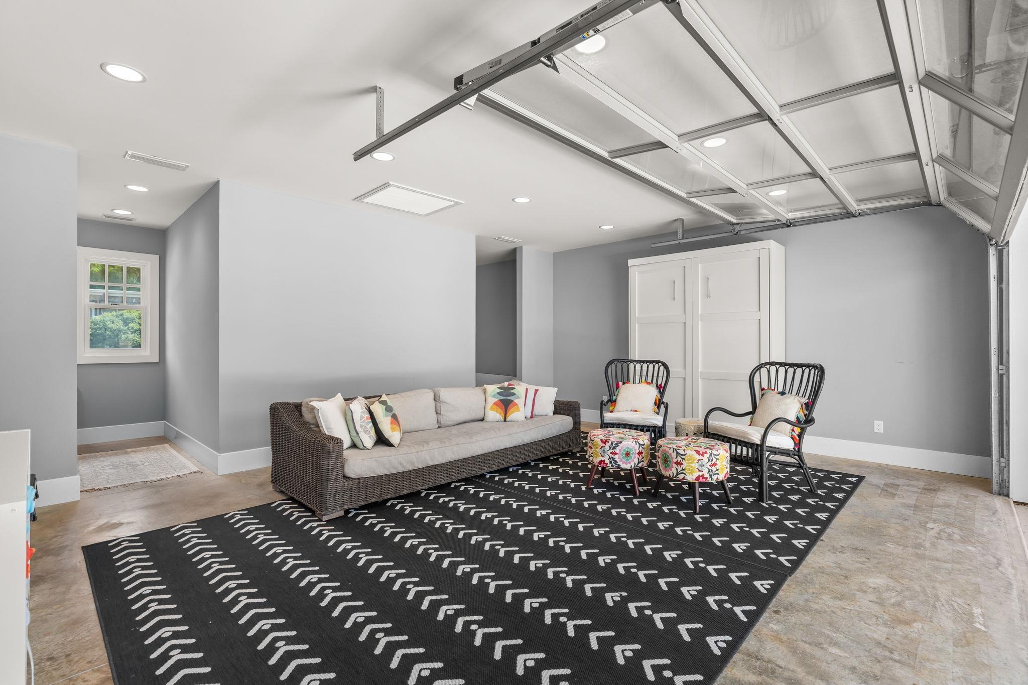 3015 Washington SQ