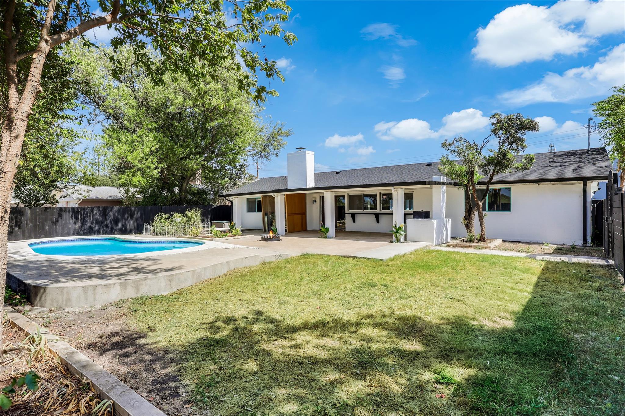 6209 Daffan LN