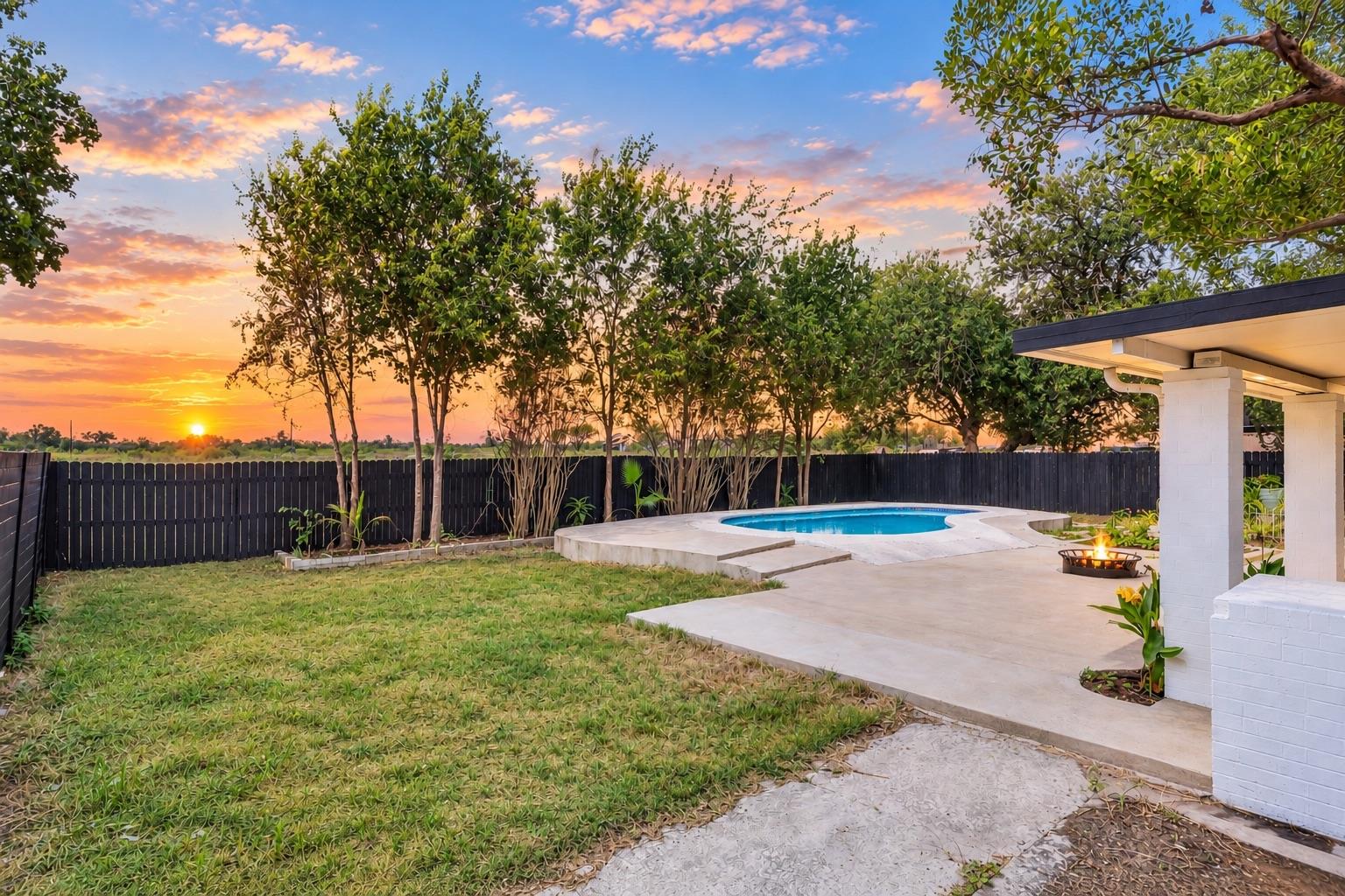 6209 Daffan LN