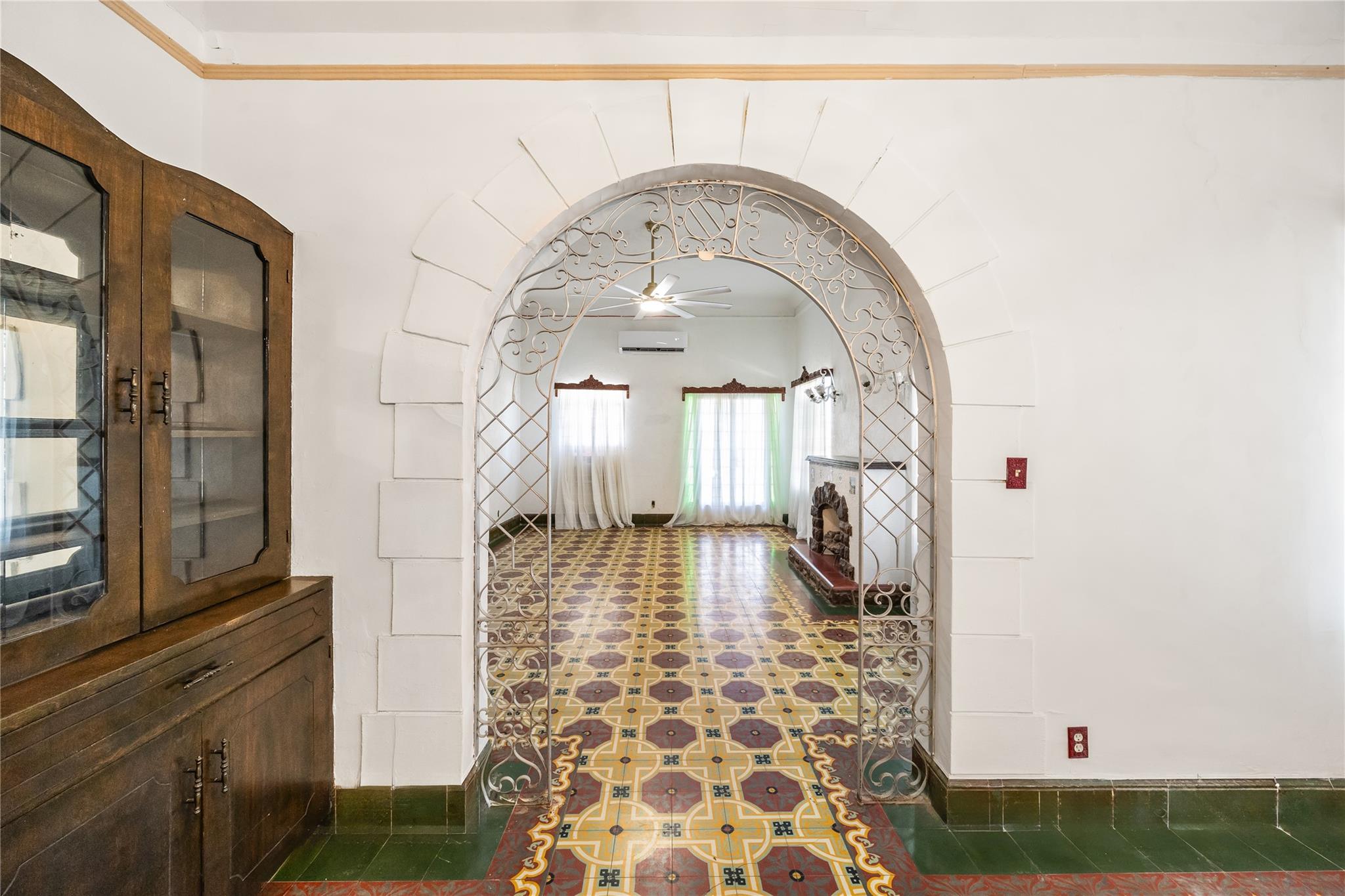 400 W St Charles Ave
