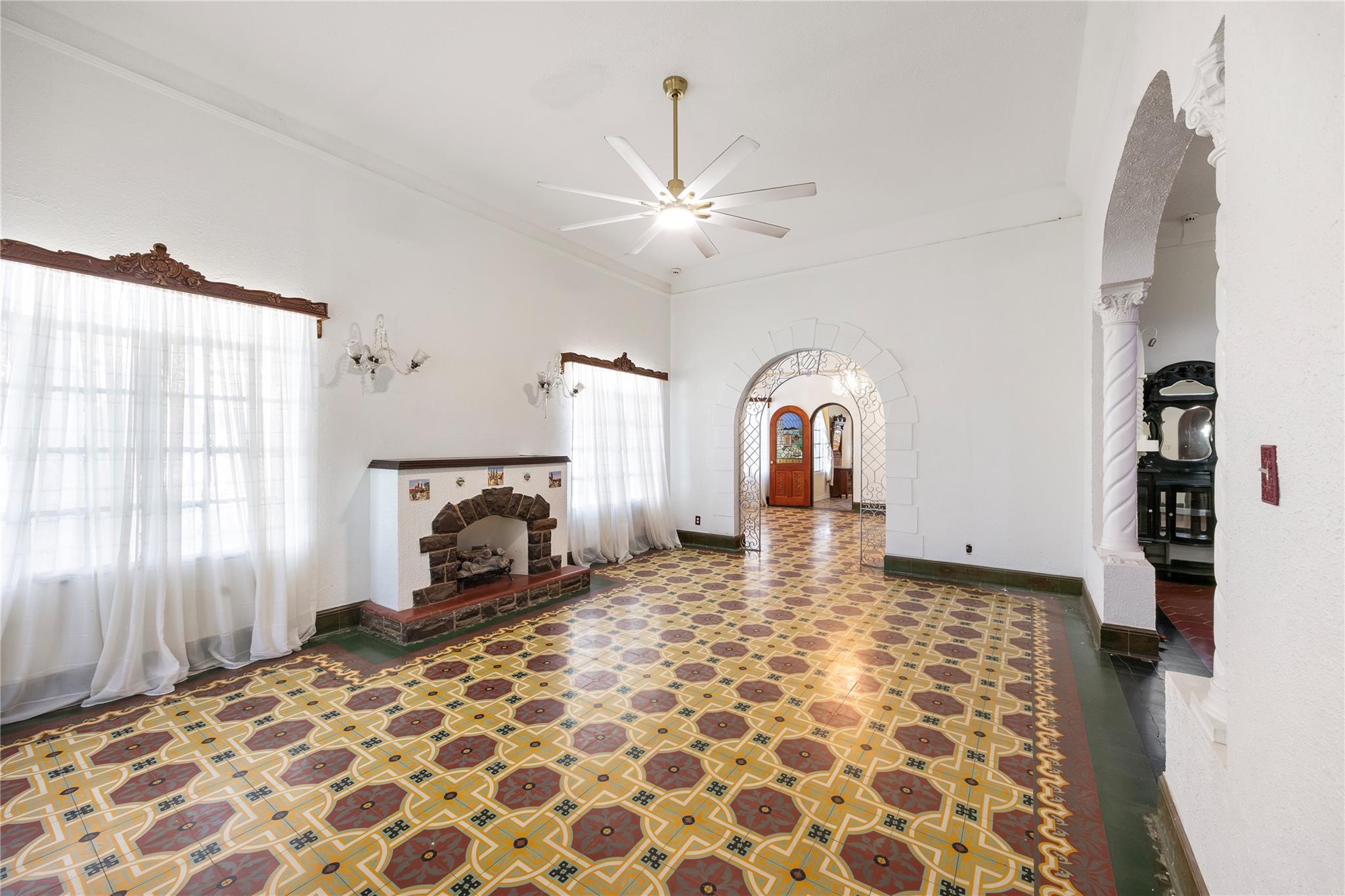 400 W St Charles Ave