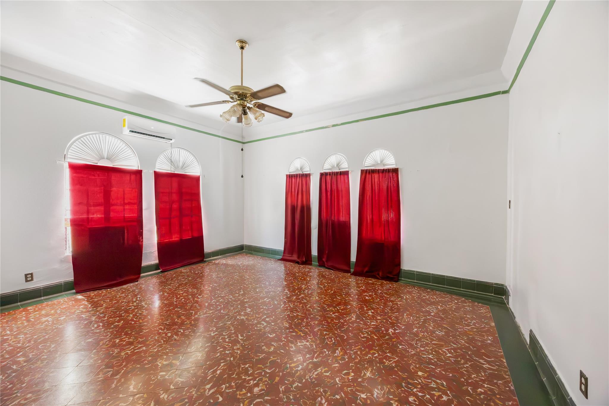 400 W St Charles Ave