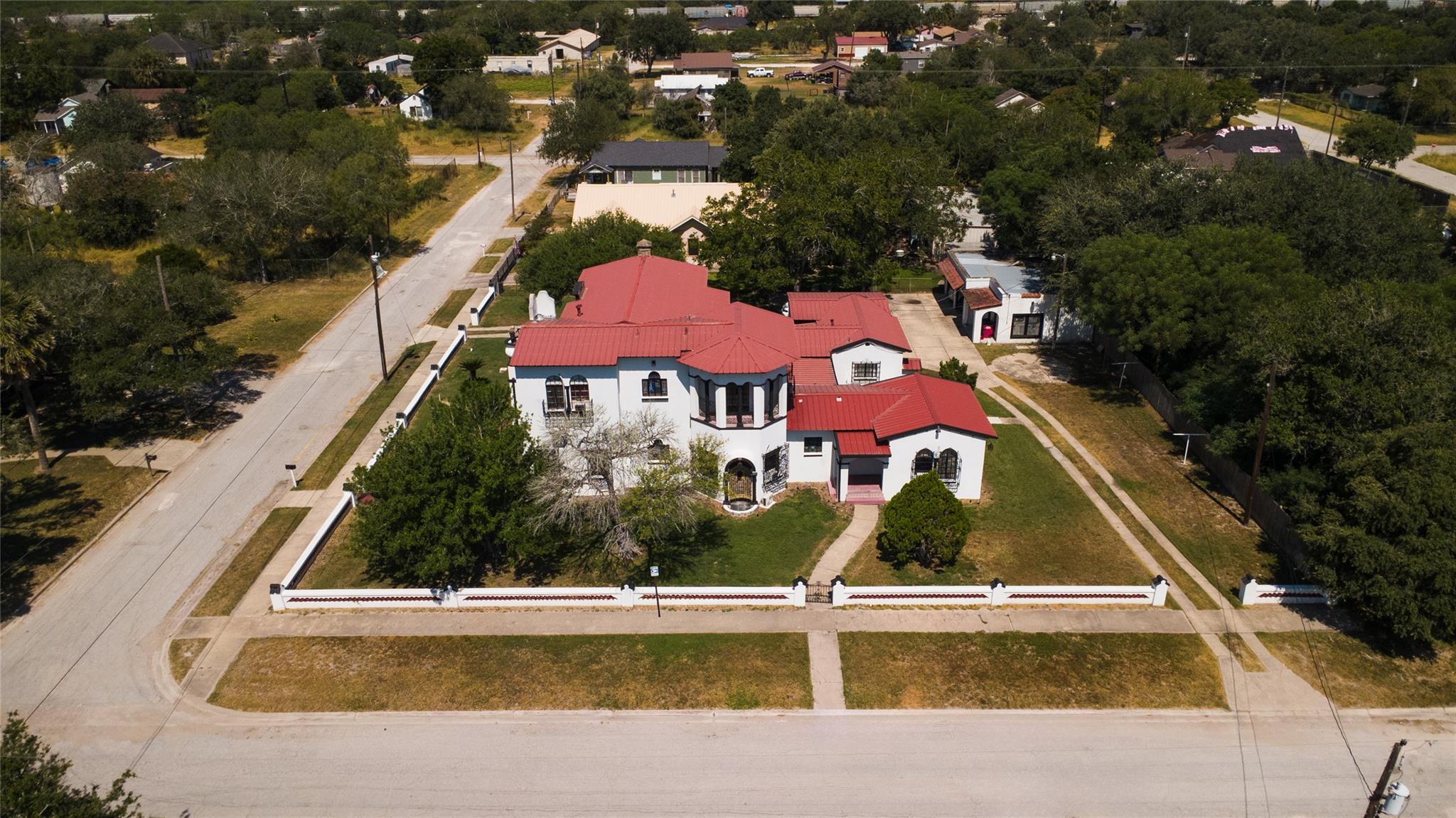 400 W St Charles Ave