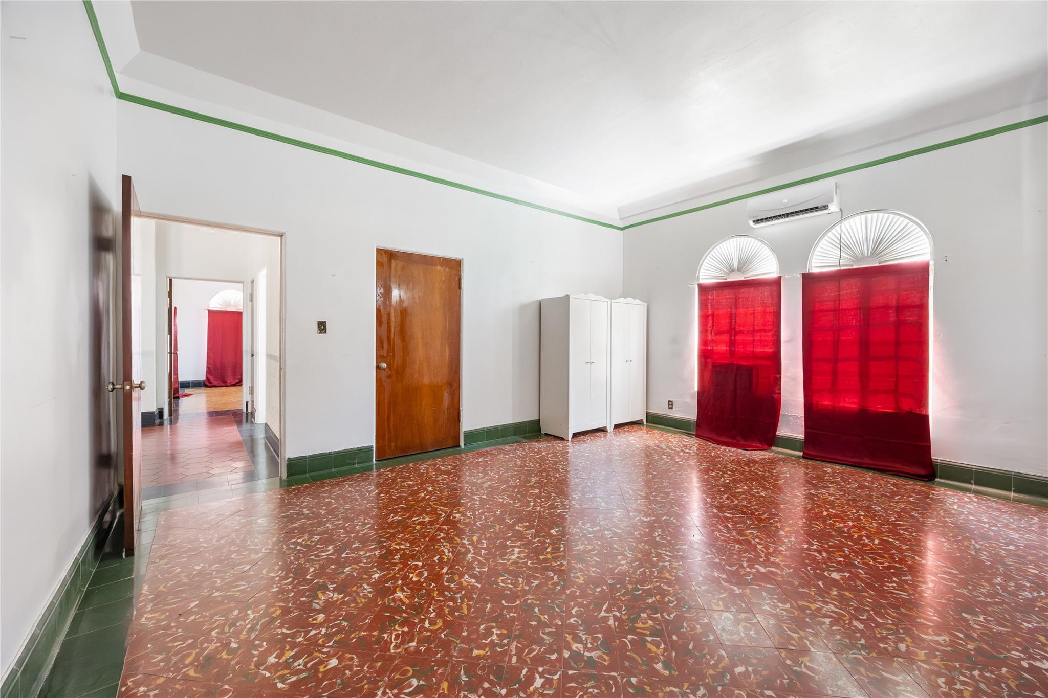 400 W St Charles Ave