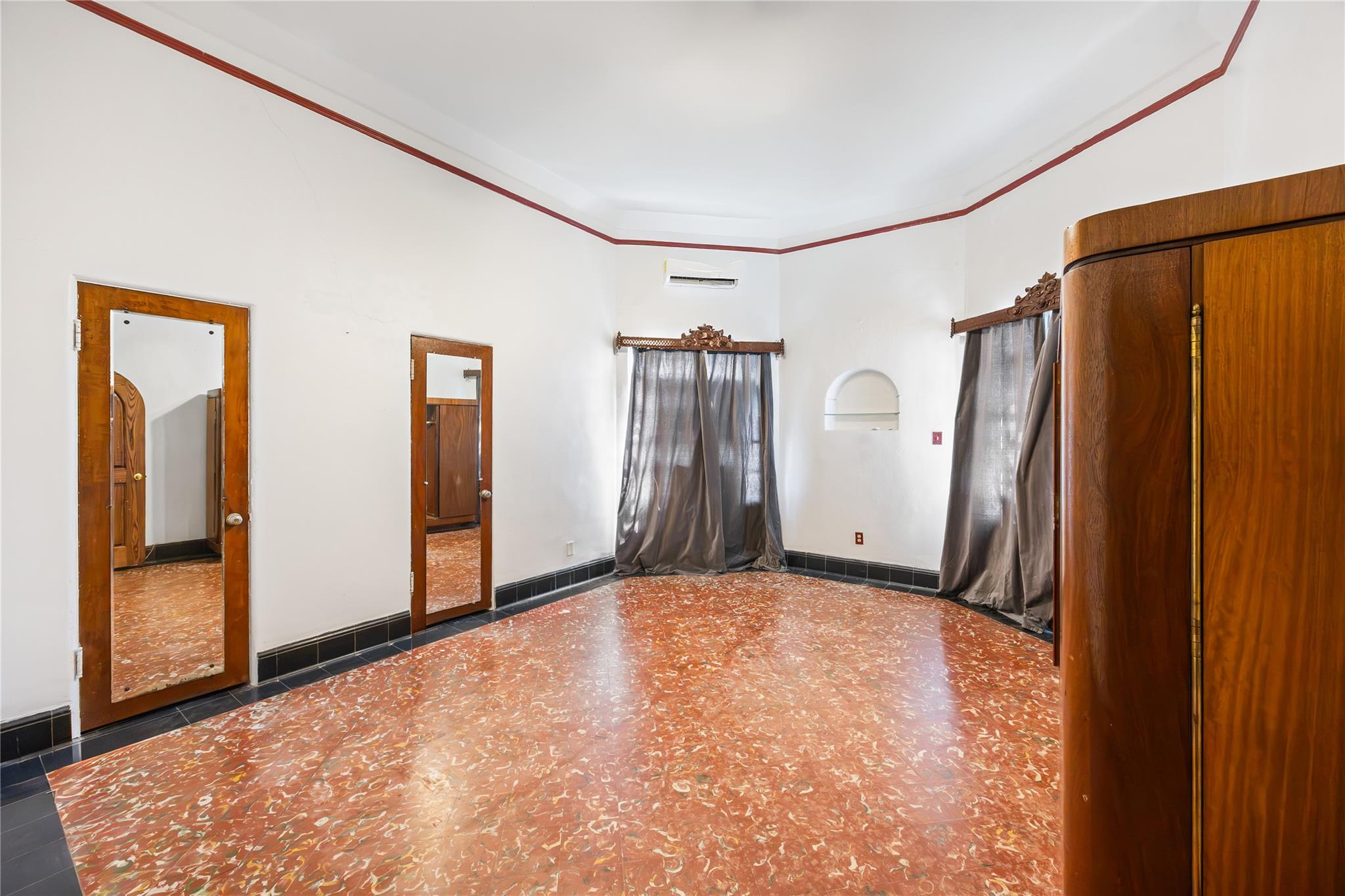 400 W St Charles Ave