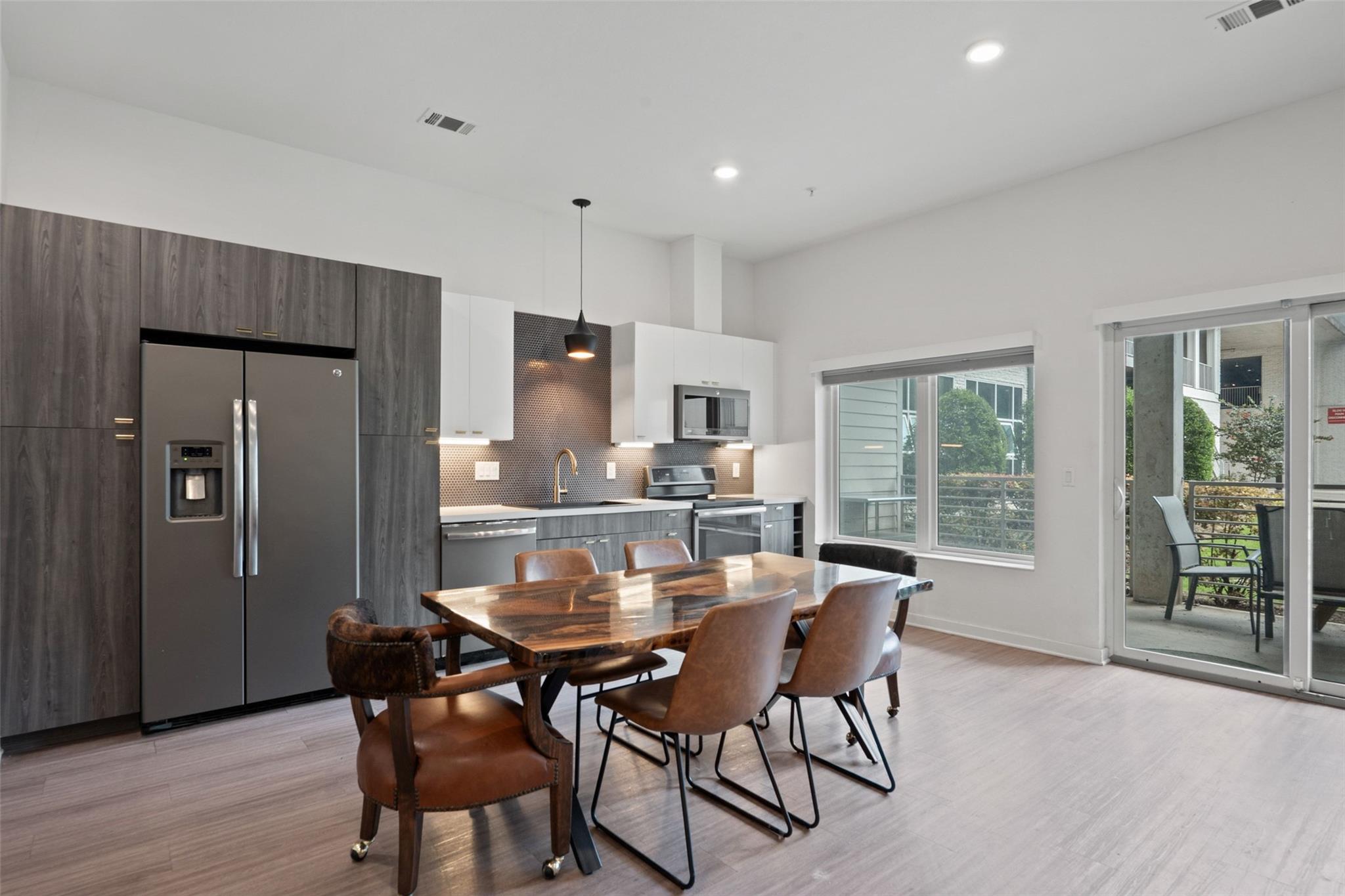 4361 S Congress Ave # 111