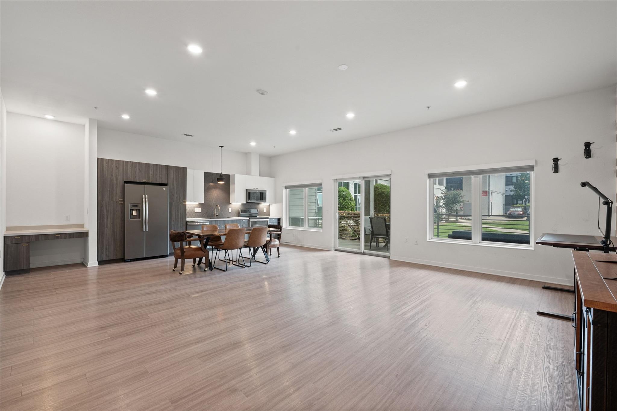4361 S Congress Ave # 111