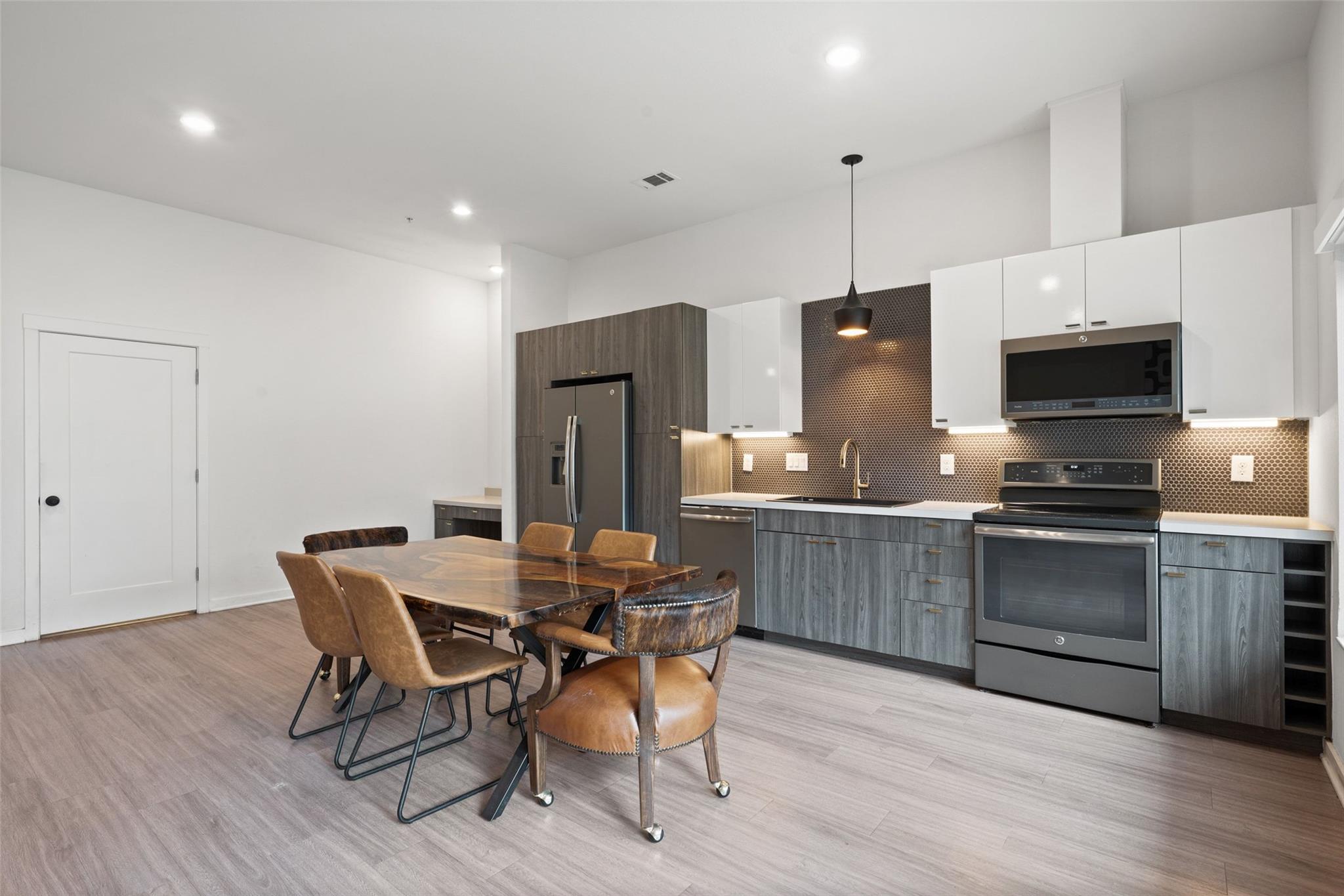 4361 S Congress Ave # 111