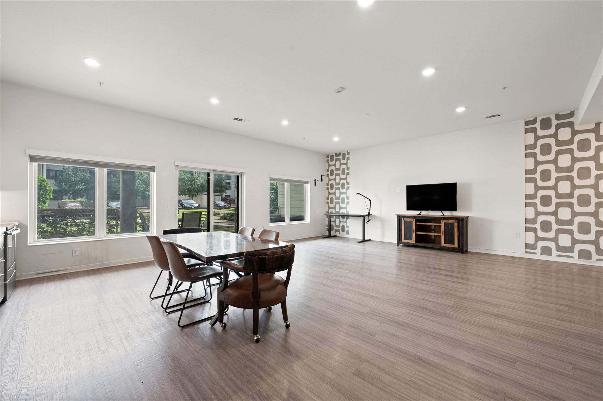4361 S Congress Ave # 111