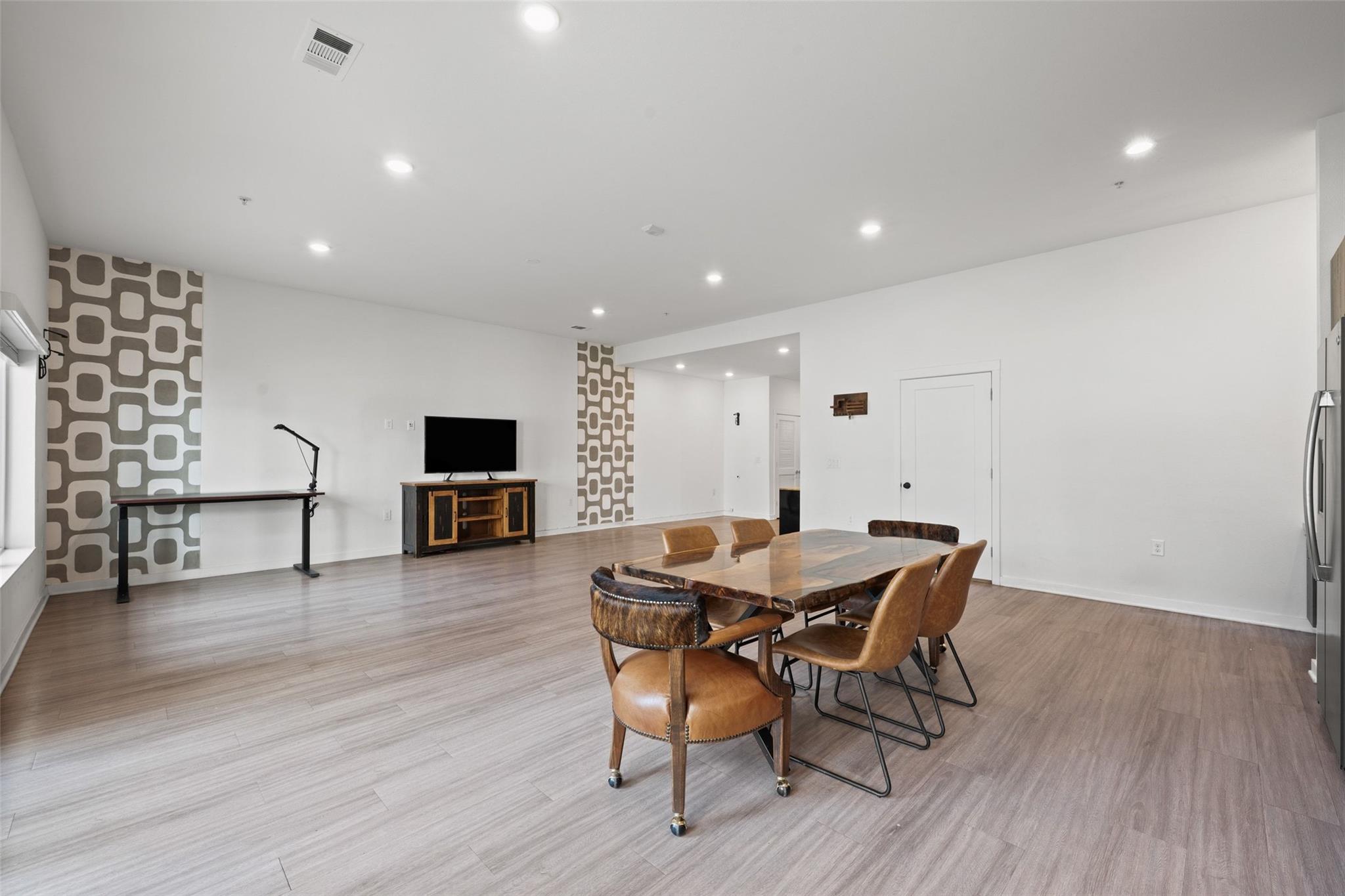 4361 S Congress Ave # 111
