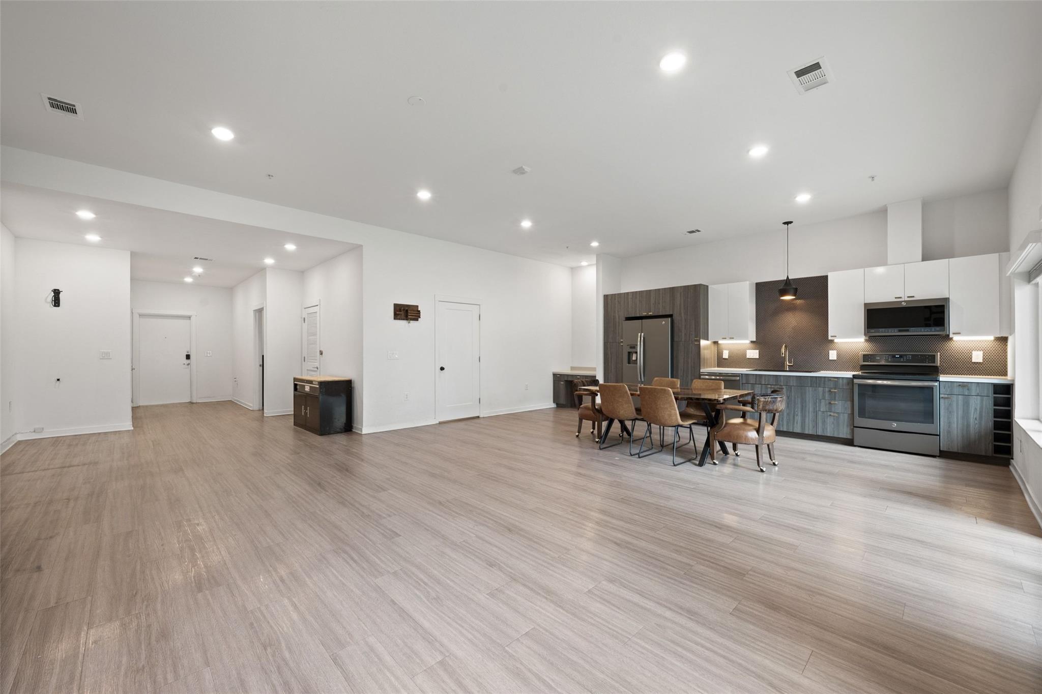 4361 S Congress Ave # 111