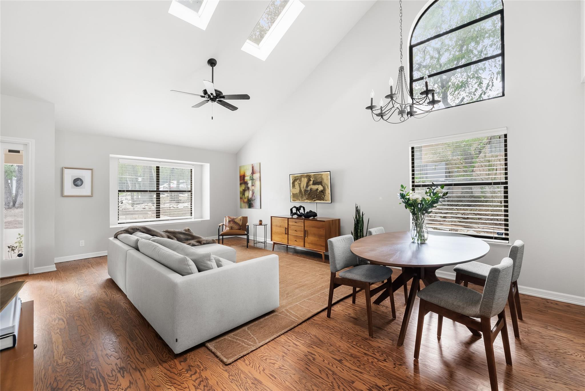 108 W SPRING DR