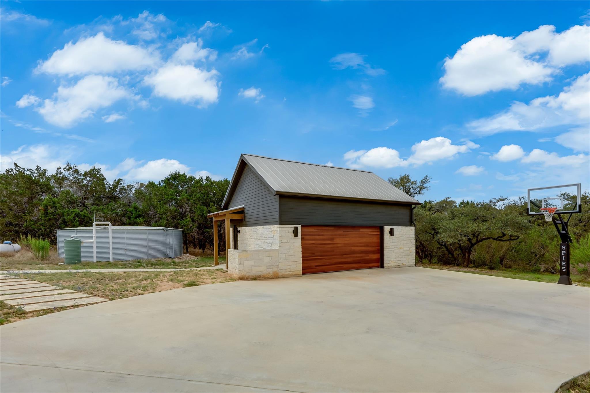 329 Calvary CV