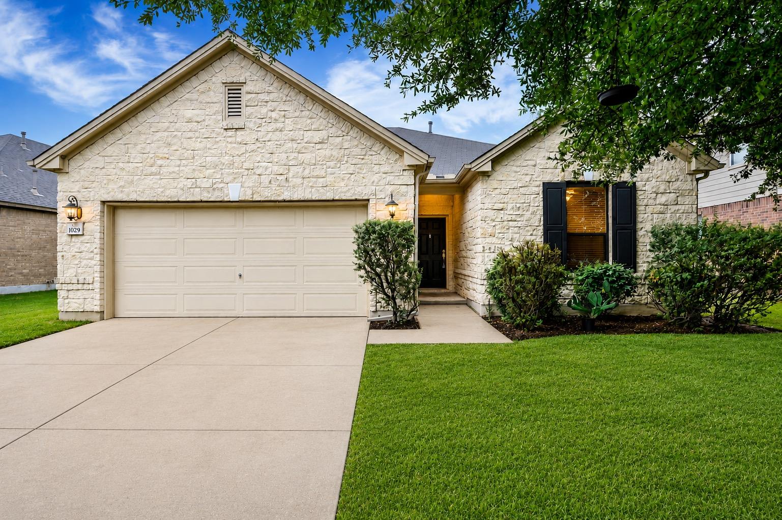 1029 Hyde Park DR