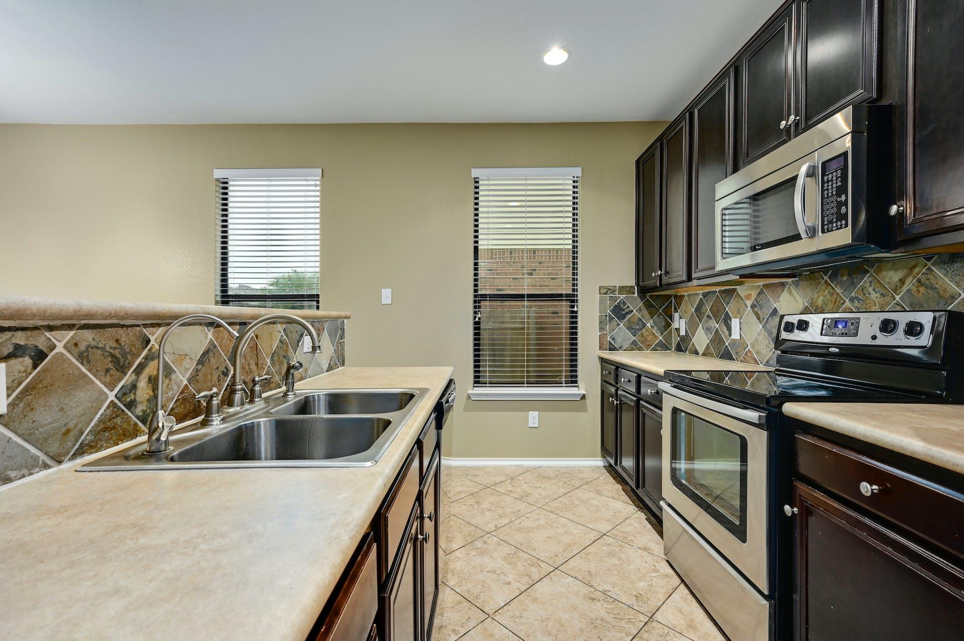 1029 Hyde Park DR