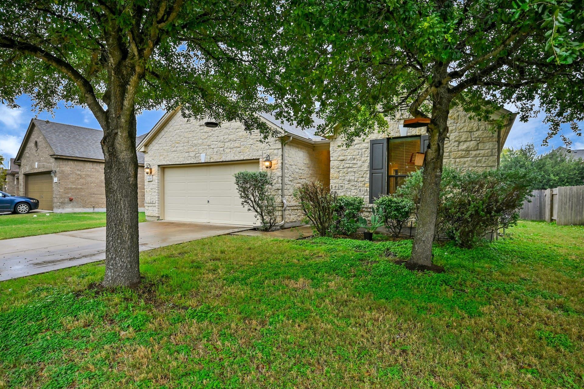 1029 Hyde Park DR