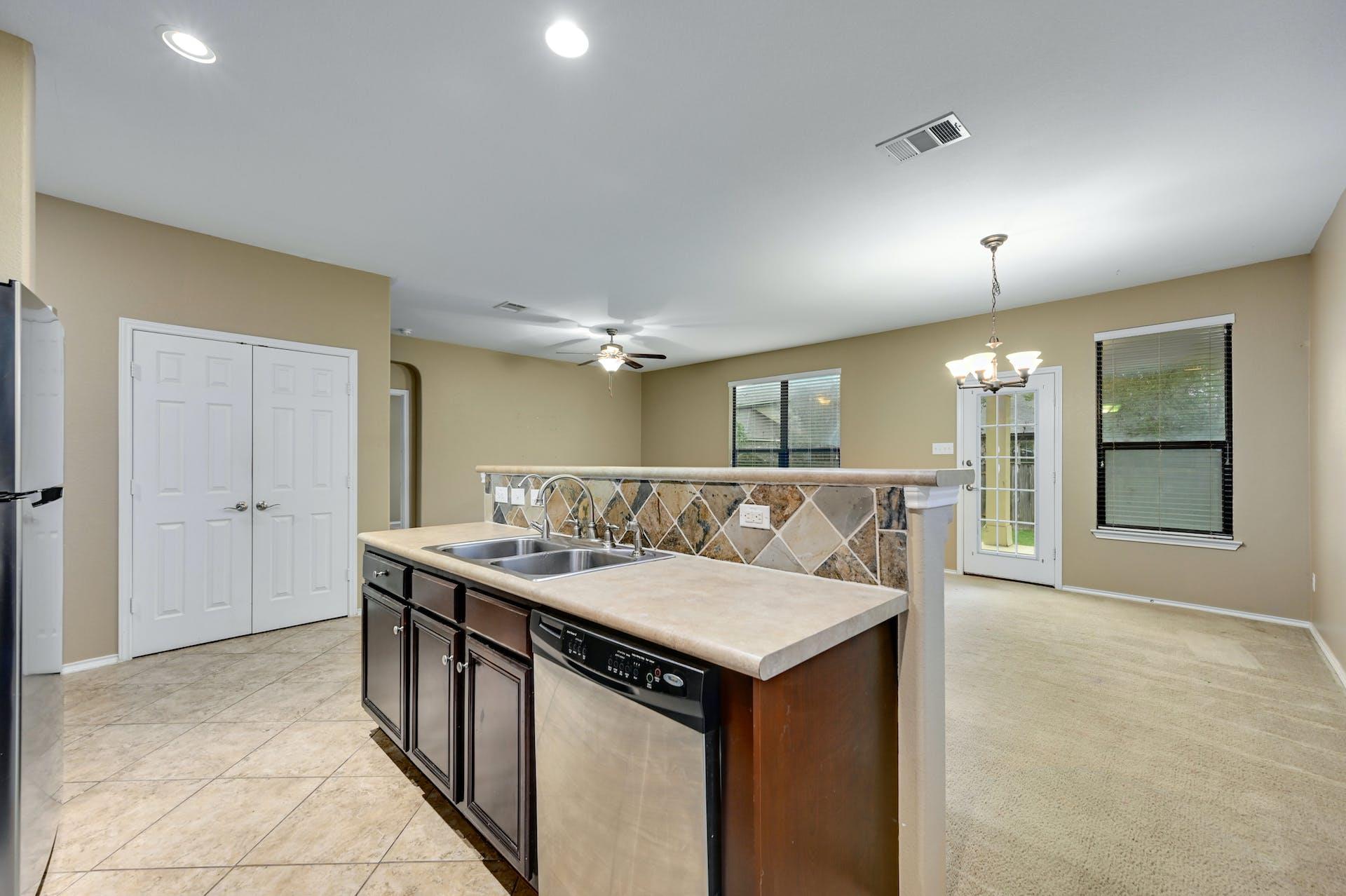 1029 Hyde Park DR
