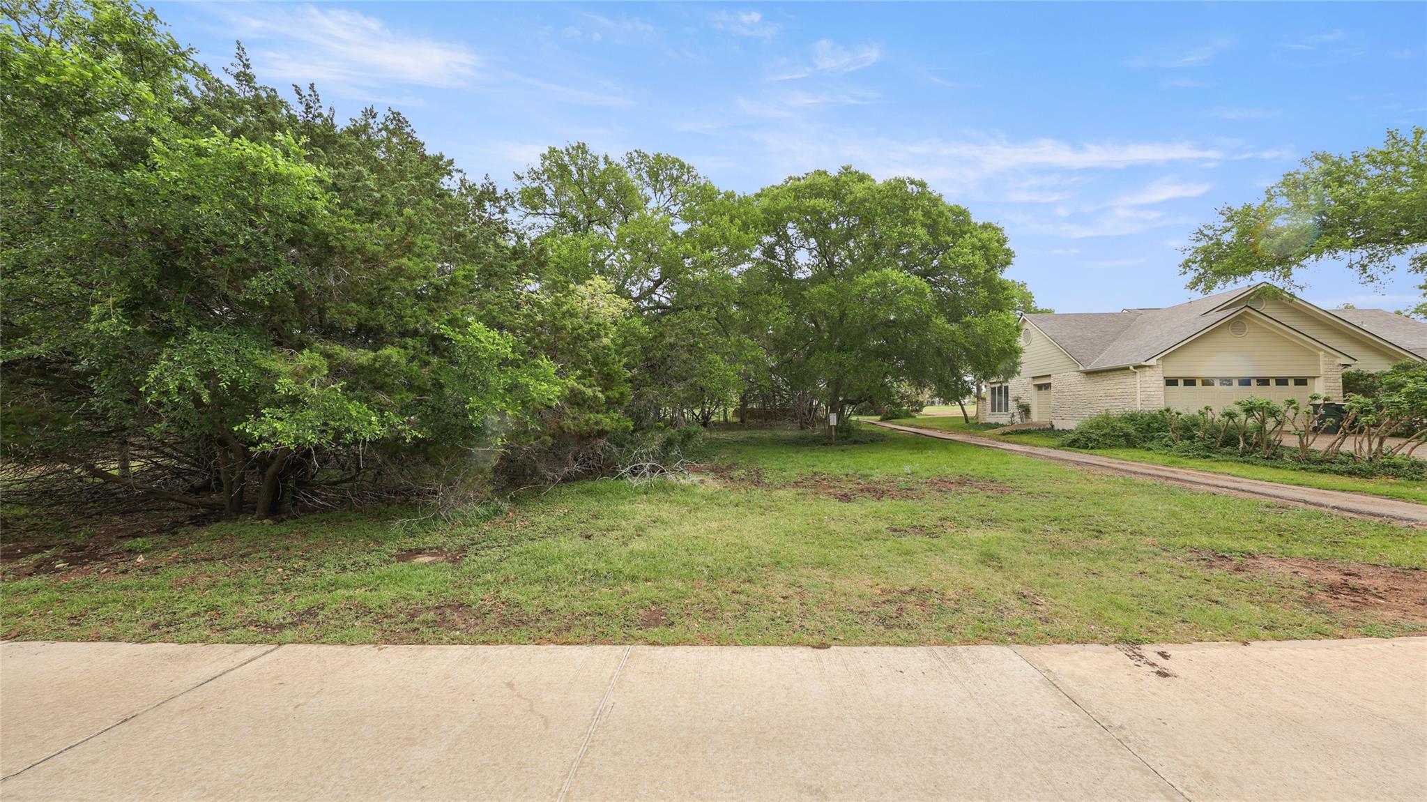 101 BROOKHOLLOW DR