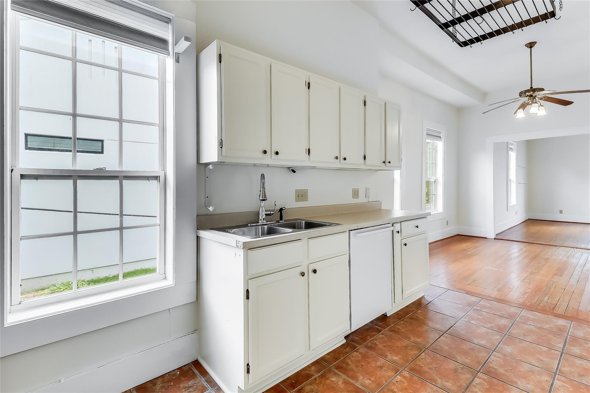 609 W 35th ST